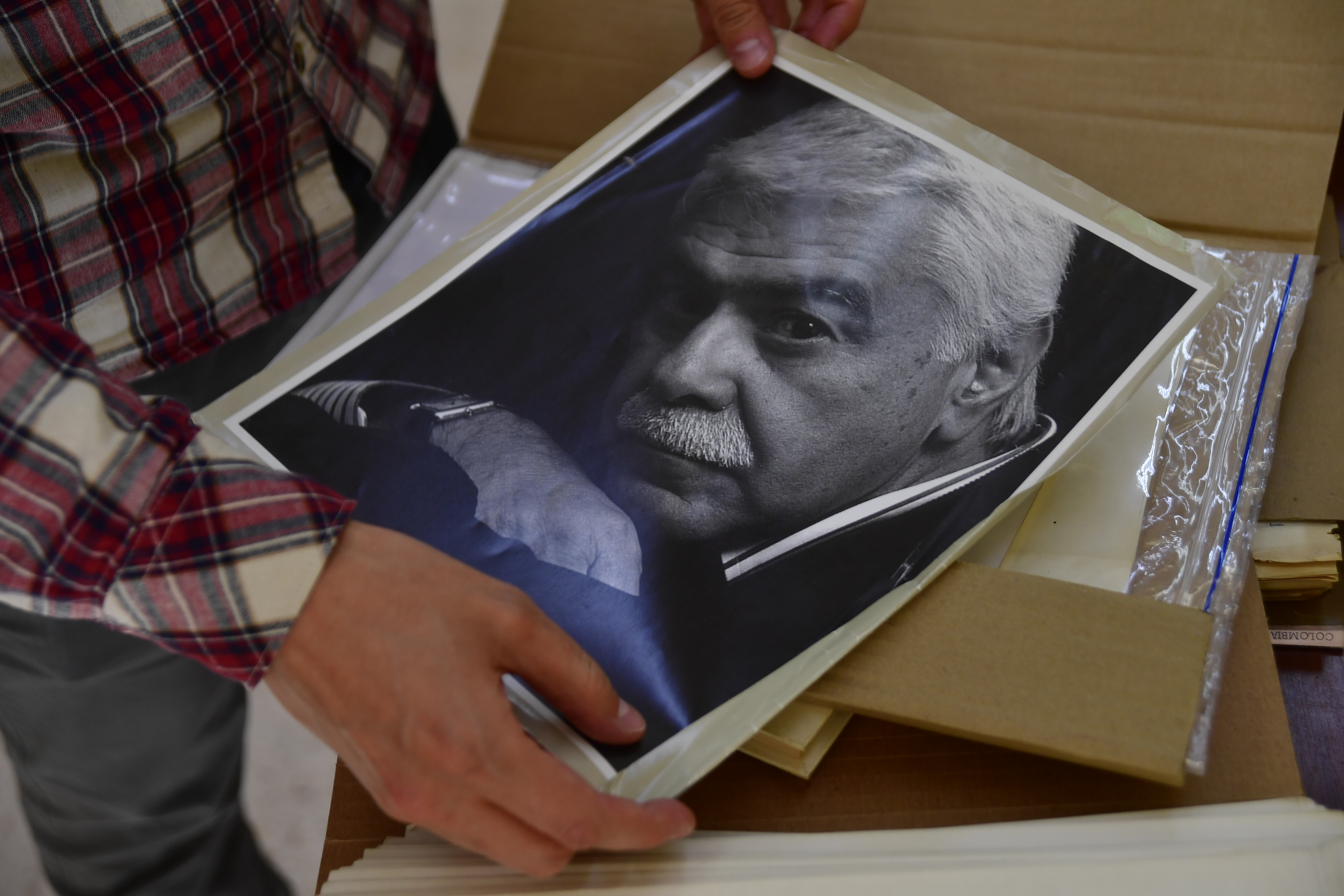 Un vistazo al archivo personal de Germán Castro Caycedo que llegó a la Biblioteca Nacional