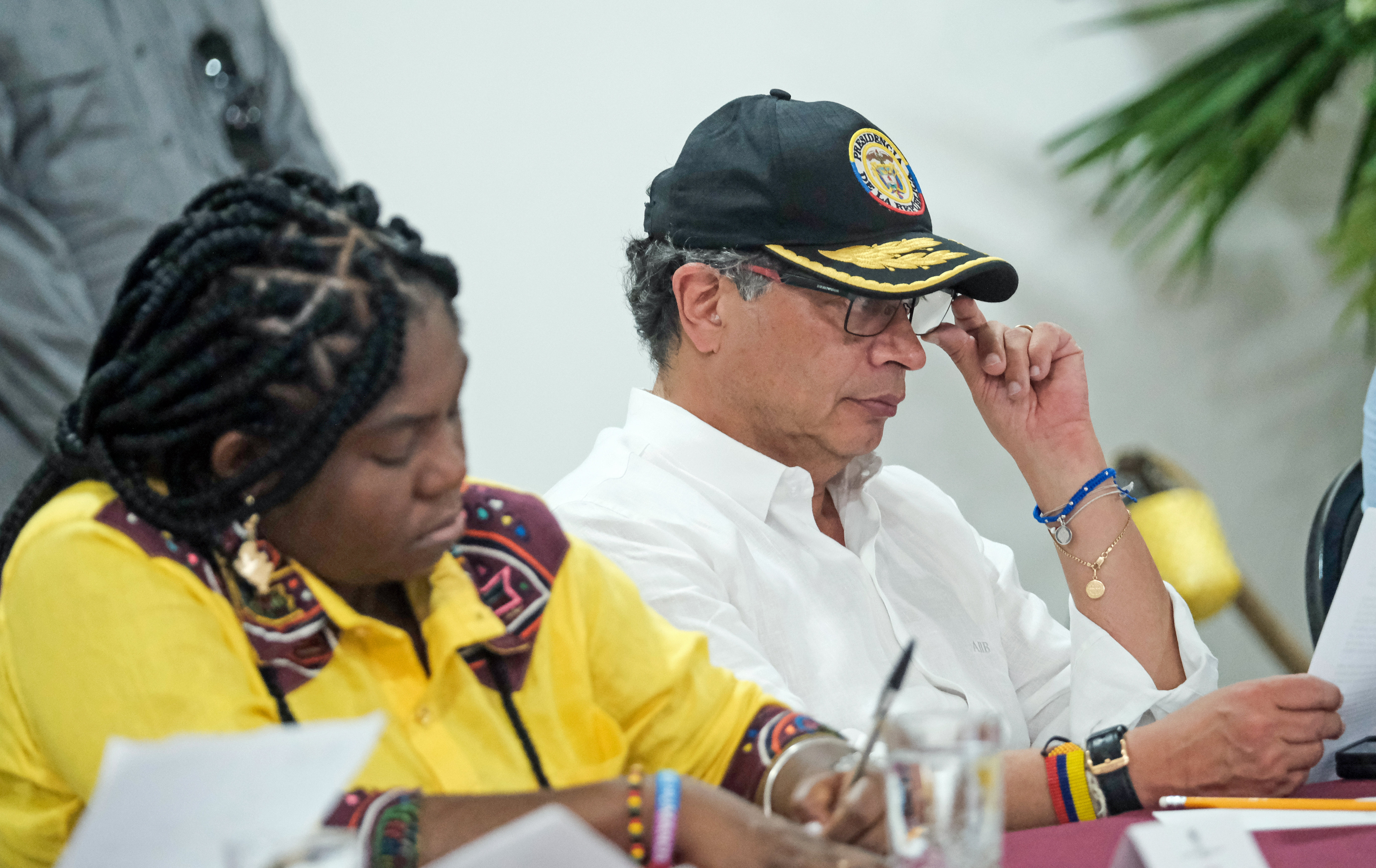 AME1737. TUMACO (COLOMBIA), 23/01/2024.- Fotografía cedida por presidencia de Colombia del presidente Gustavo Petro y la vicepresidenta Francia Márquez durante una visita a Tumaco, hoy en Tumaco (Colombia). El presidente de Colombia, Gustavo Petro, lamentó este martes que la región del Pacífico, donde trasladó la sede del Ejecutivo durante una semana, es "la tierra del olvido" y prometió facilitar una transformación territorial que garantice la salida de la pobreza de esta zona. El mandatario hizo referencia a una canción del colombiano Carlos Vives en un evento en el que escuchó a los líderes de las comunidades indígenas awá del departamento de Nariño, fronterizo con Ecuador. EFE/ Andrea Puentes/Presidencia de Colombia/ SOLO USO EDITORIAL/NO VENTAS/SOLO DISPONIBLE PARA ILUSTRAR LA NOTICIA QUE ACOMPAÑA/CRÉDITO OBLIGATORIO