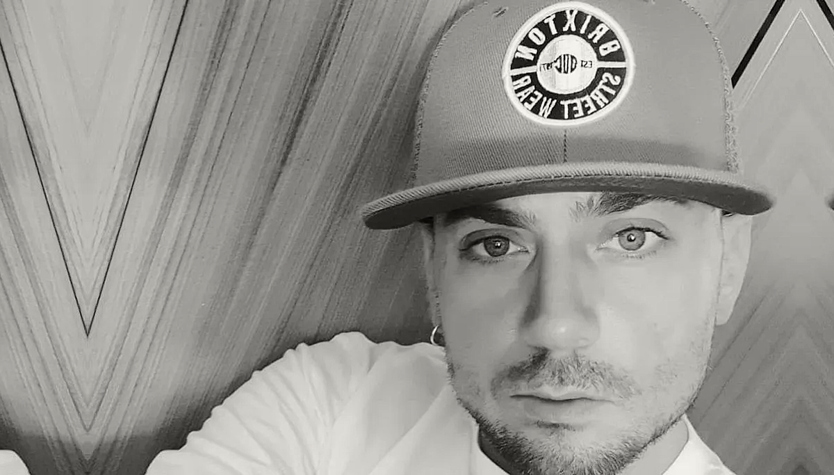 Murió conocido actor de 46 años. Fue encontrado sin vida en el sofá de su casa