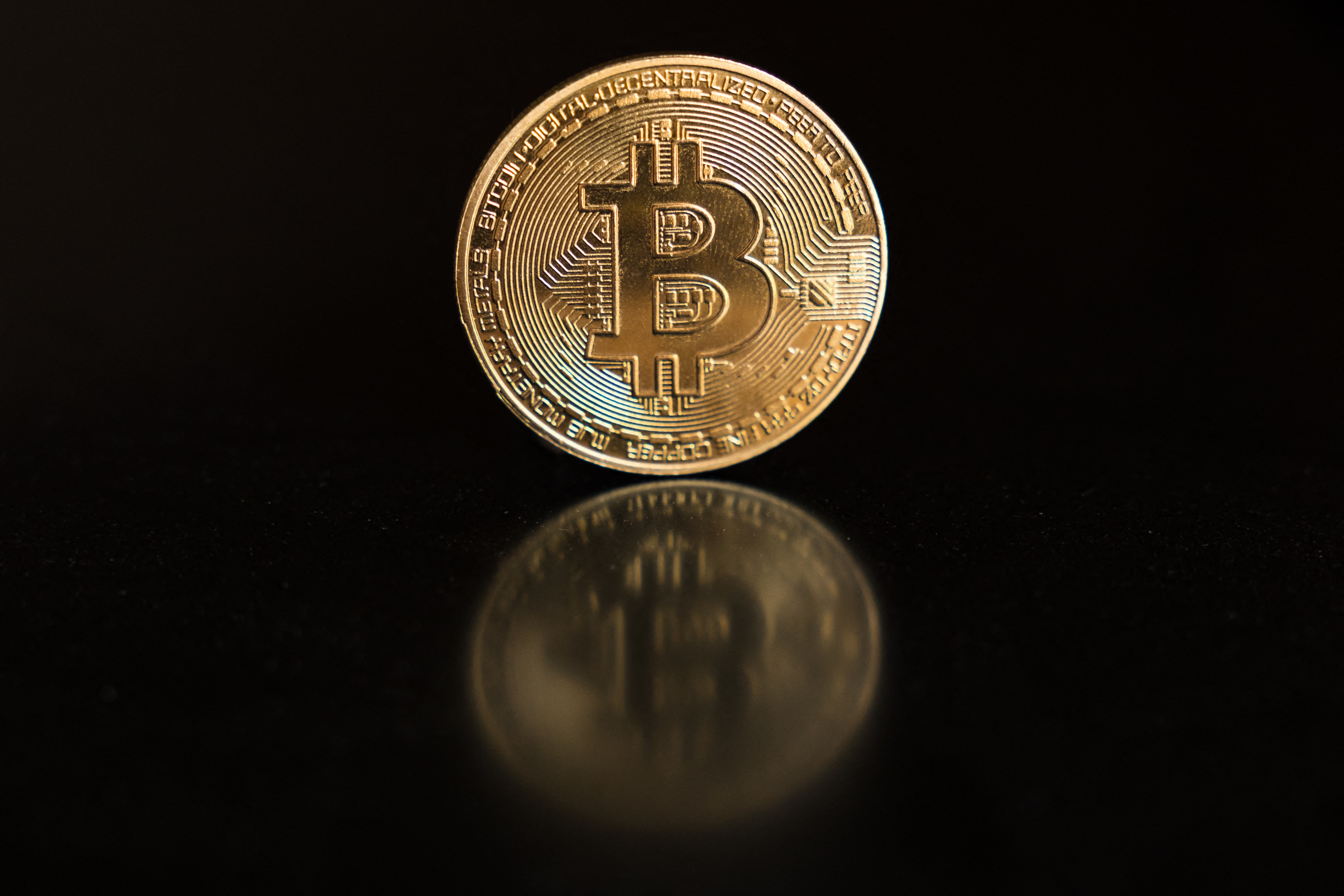 El bitcoin incrementa su precio y se beneficia de la debilidad del dólar