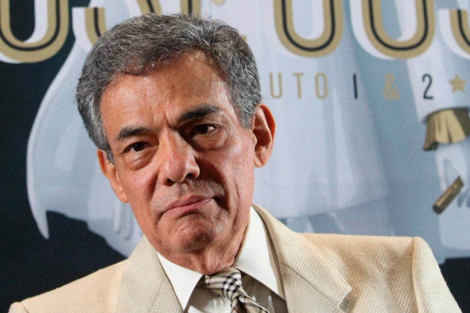 El cantante mexicano José José habla durante una rueda de prensa en Ciudad de México (México).