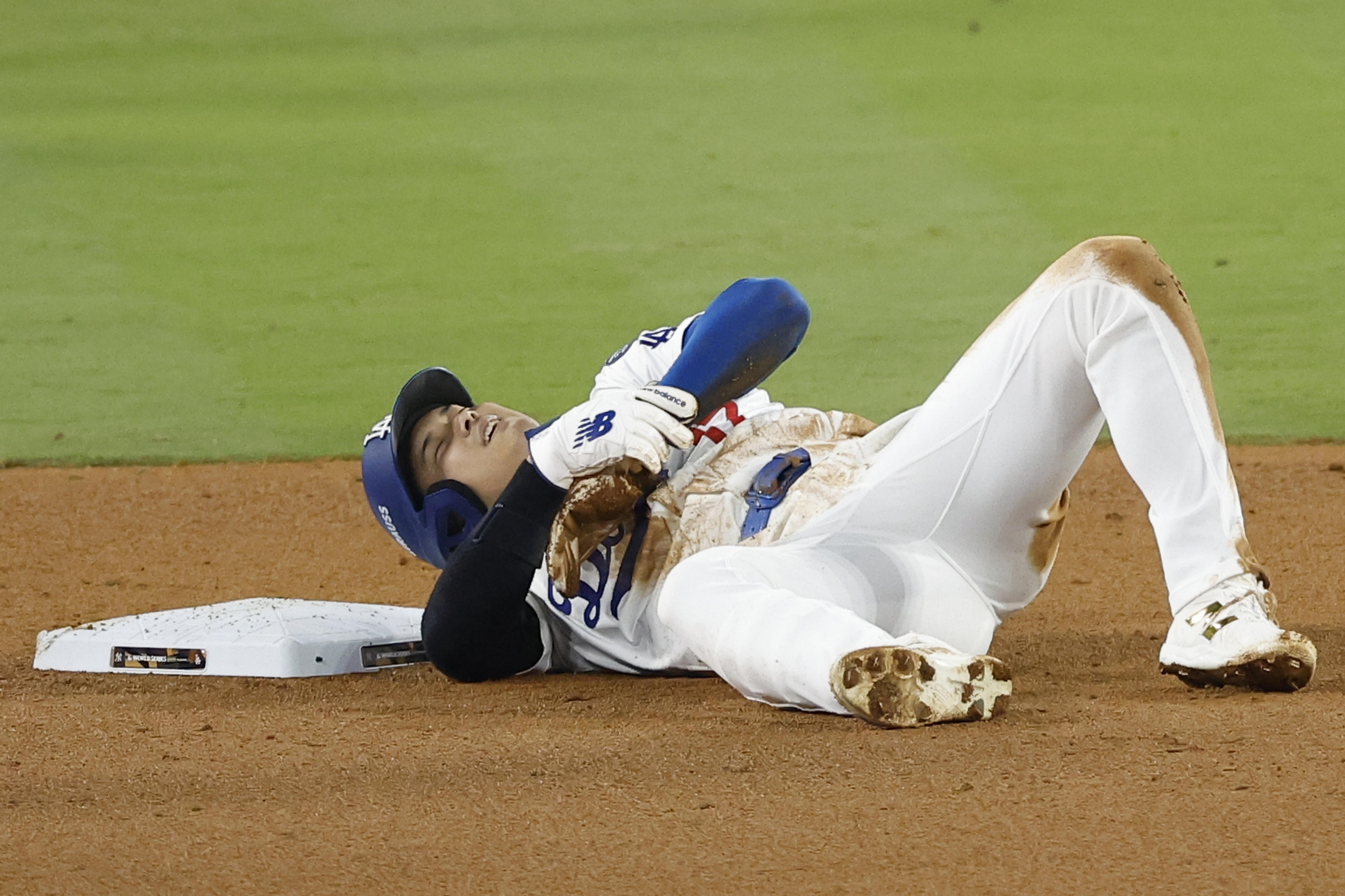 Los Angeles (United States), 26/10/2024.- Los Angeles Dodgers designated hitter Shohei Ohtani grimaces after injuring his shoulder while being caught on a steal to second base against the New York Yankees during the seventh inning of the Major League Baseball (MLB) World Series game two between the American League Champion New York Yankees and the National League Champion Los Angeles Dodgers in Los Angeles, California, USA, 26 October 2024. The World Series is the best-of-seven games. (Nueva York) EFE/EPA/CAROLINE BREHMAN