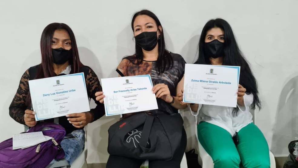 En Antioquia, mujeres víctimas y excombatientes se graduaron como activistas de paz