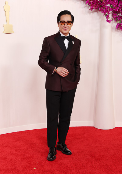 Ke Huy Quan, quien ganó el año pasado en la categoría de Mejor Actor de Reparto por 'Todo en todas partes al mismo tiempo', asistió con un traje original de Giorgio Armani.