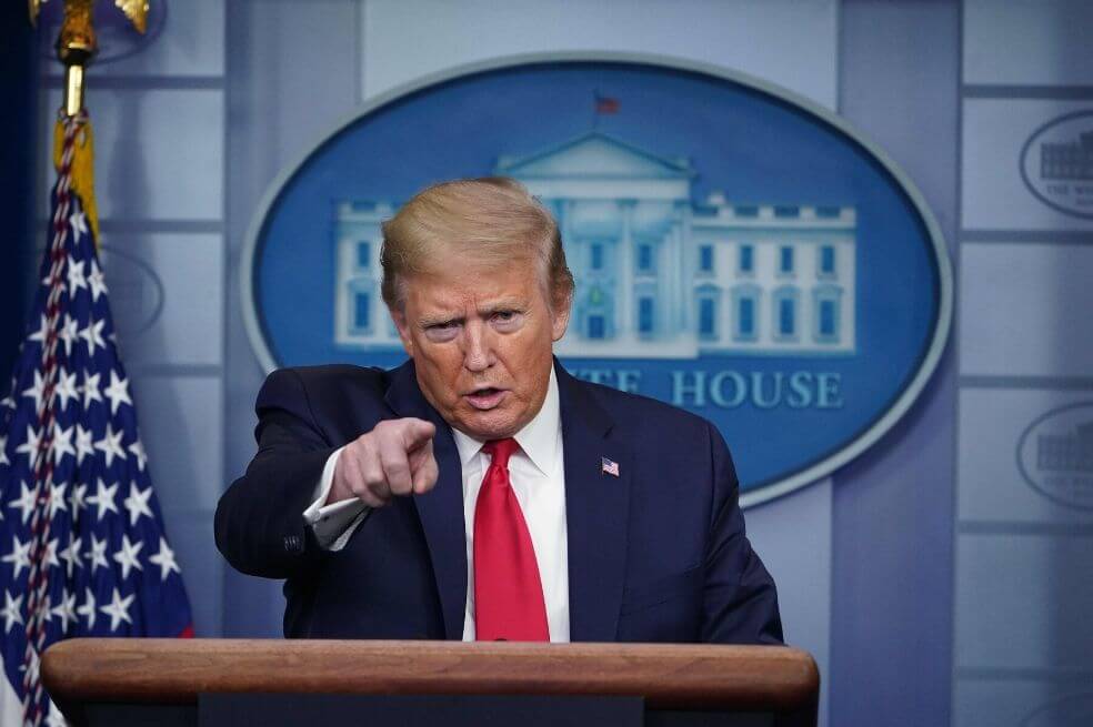 Trump cumplió y firmó decreto que limita migración legal a Estados Unidos