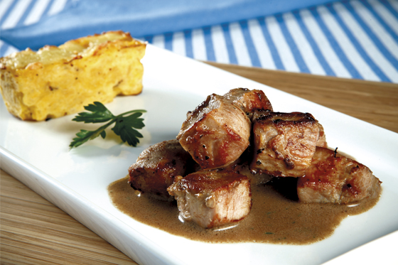 Ternera con torta de plátano maduro  