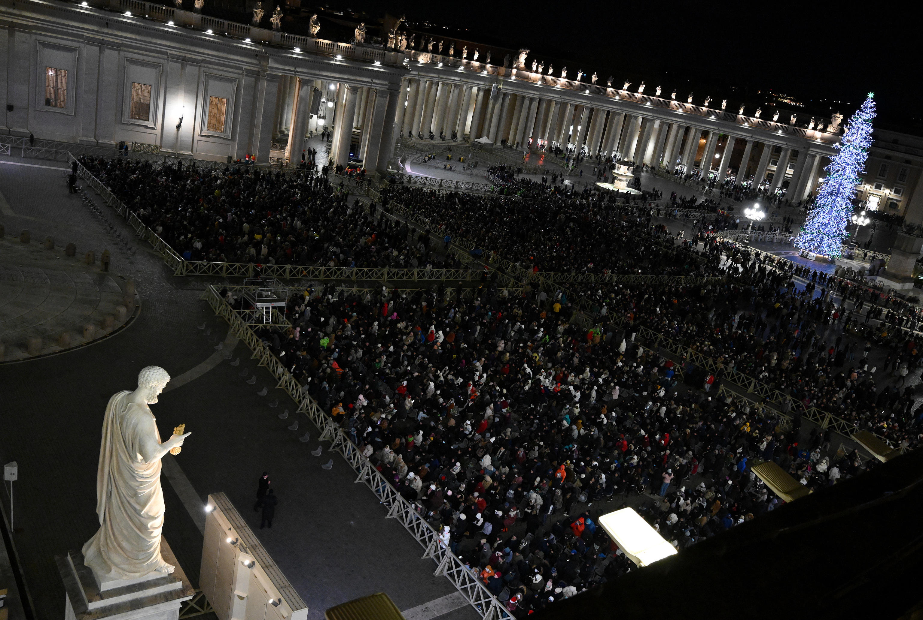 -FOTODELDÍA- CIUDAD DEL VATICANO (VATICANO), 24/12/2024.-  Cientos de fieles asisten a la apertura de la 'Puerta Santa' y a la misa de Nochebuena presidida por el Papa Francisco en la plaza de San Pedro, este martes en el Vaticano. EFE/ Ettore Ferrari
