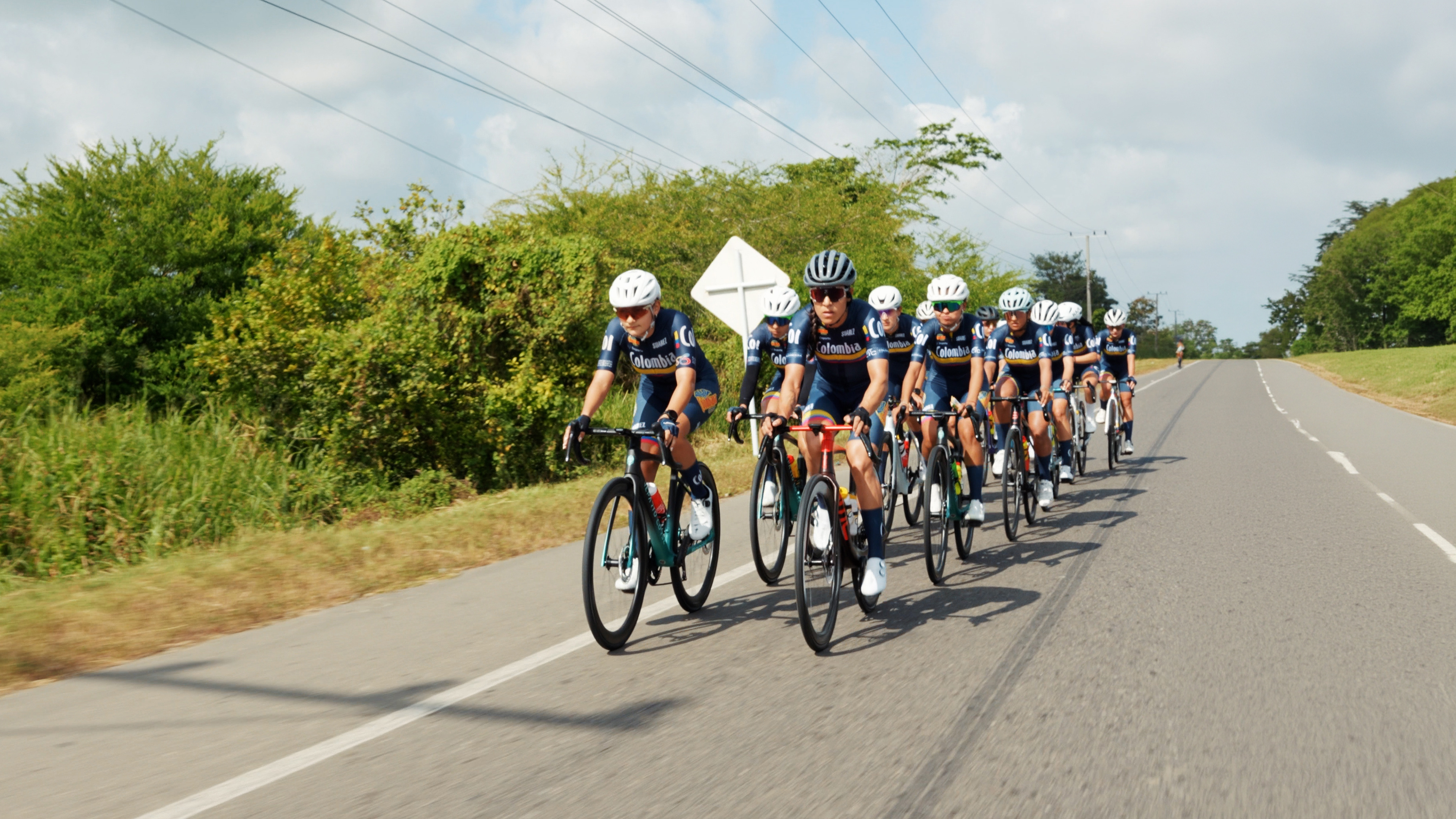 El difícil camino de ser ciclista profesional y mujer en Colombia: voces desde el pelotón