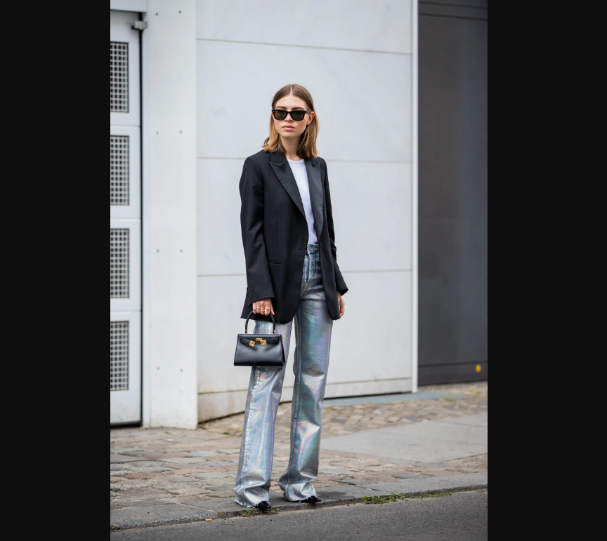 5 formas de usar los pantalones plateados (o galácticos) de moda