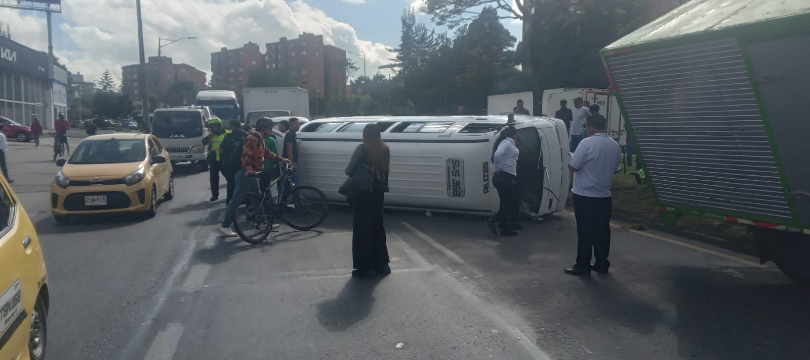 Así quedó el bus escolar después del accidente.
