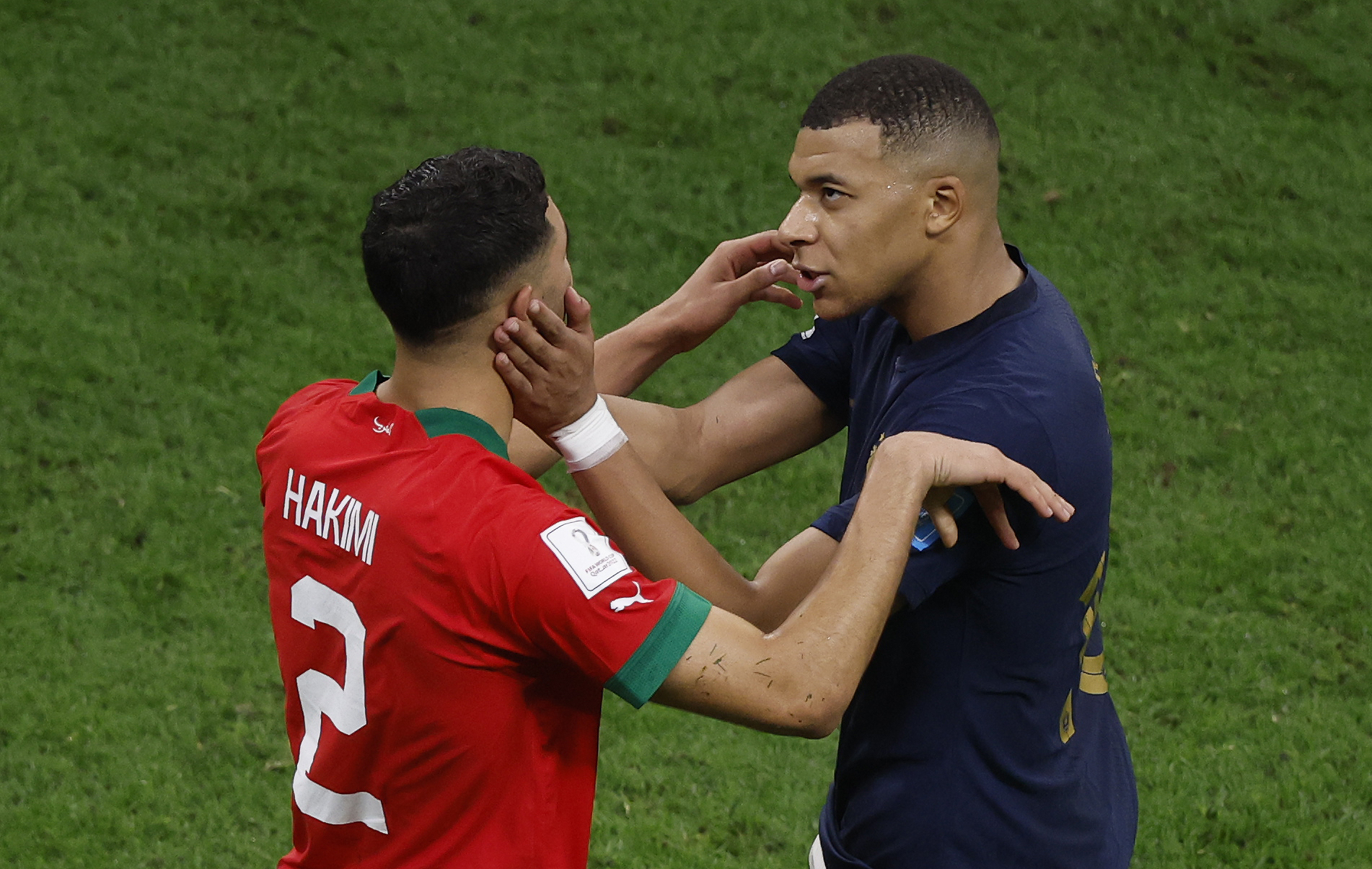. JOR (CATAR), 14/12/2022.- Kylian Mbappe (d) de Francia saluda a Achraf Hakimi de Marruecos hoy, al final de un partido de semifinales del Mundial de Fútbol Qatar 2022 entre Francia y Marruecos en el estadio Al Bait en Jor (Catar). EFE/Alberto Estevez