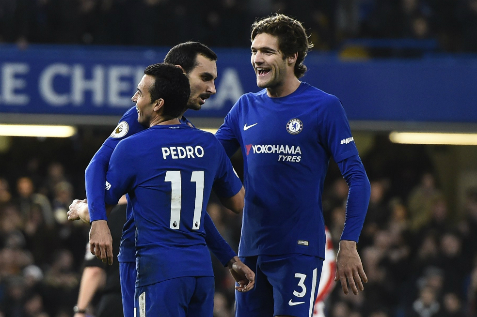 El Chelsea abruma al Stoke en su cierre del año; el Liverpool remonta