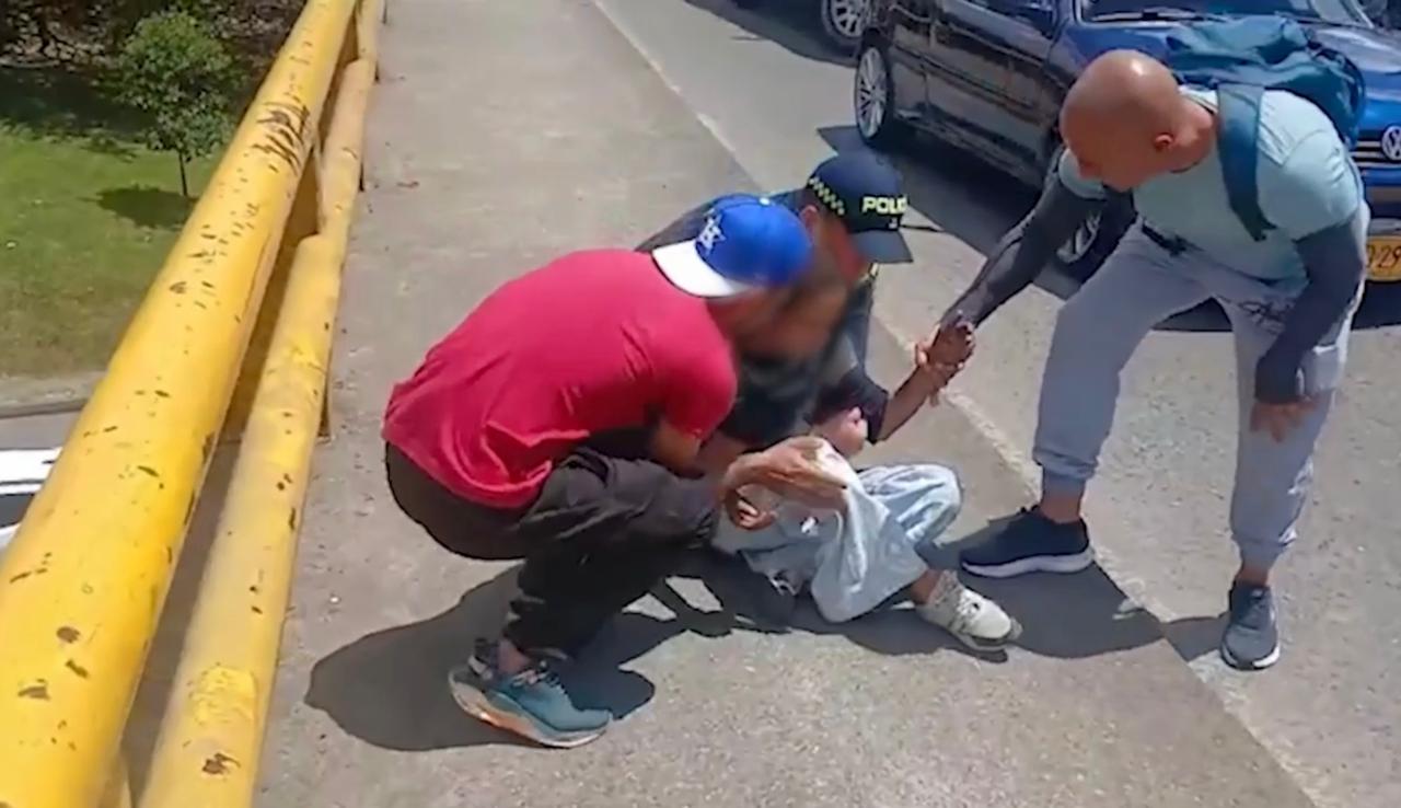 Policía evitó que joven de 21 años se lanzara de un puente en Medellín