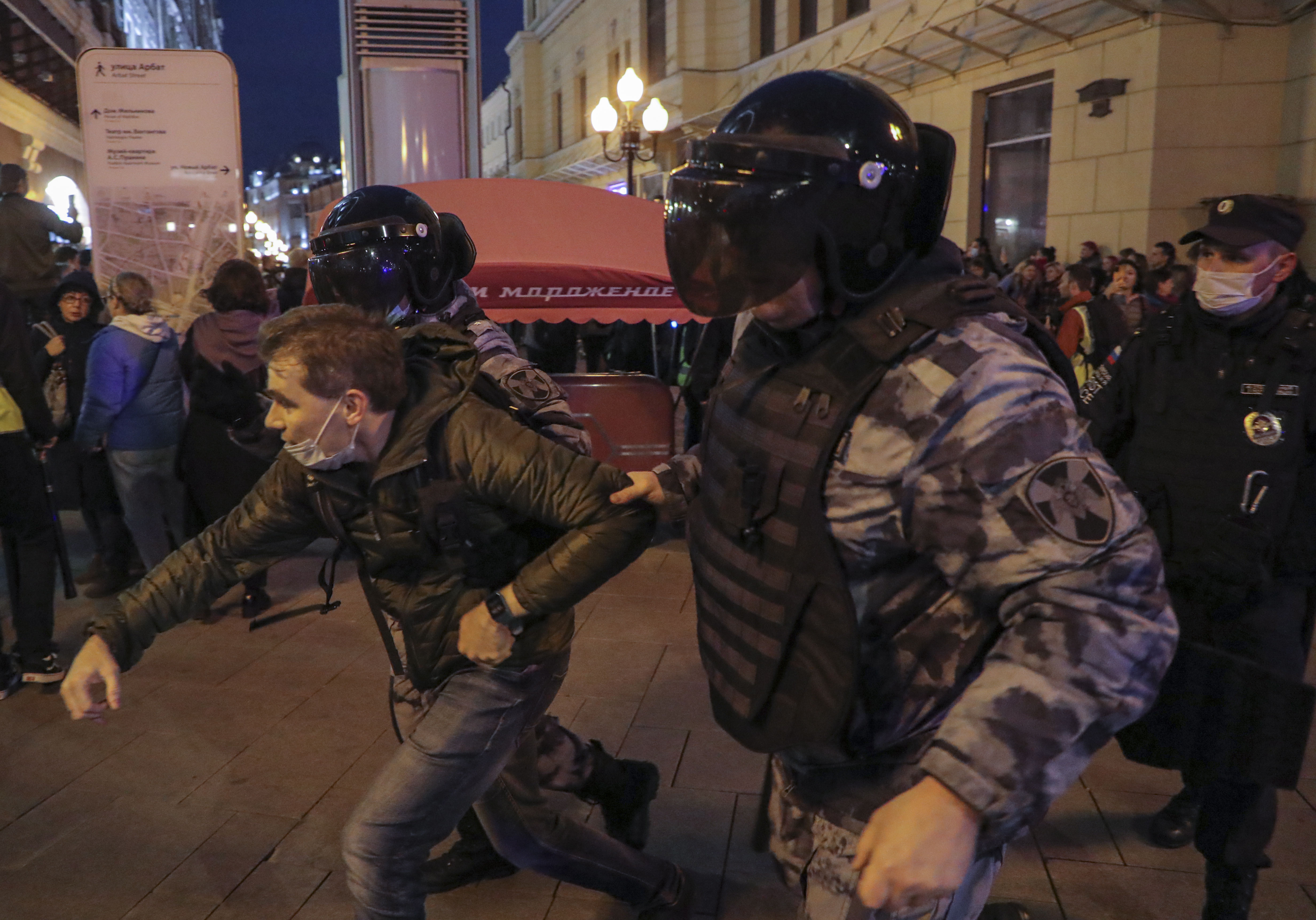 La policía rusa reprime una protesta contra el reclutamiento de reservistas para la guerra en Ucrania.