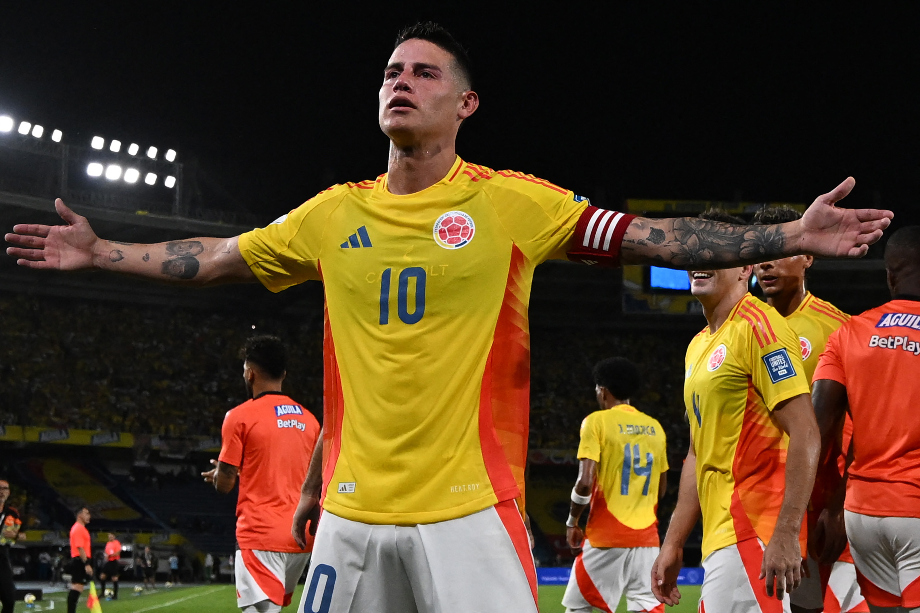 El mediocampista colombiano #10, James Rodríguez, celebra el primer gol de su equipo durante el partido de las eliminatorias sudamericanas al Mundial de la FIFA 2026 entre Colombia y Bolivia en el estadio Metropolitano Roberto Meléndez en Barranquilla, Colombia, el 4 de septiembre de 2025.