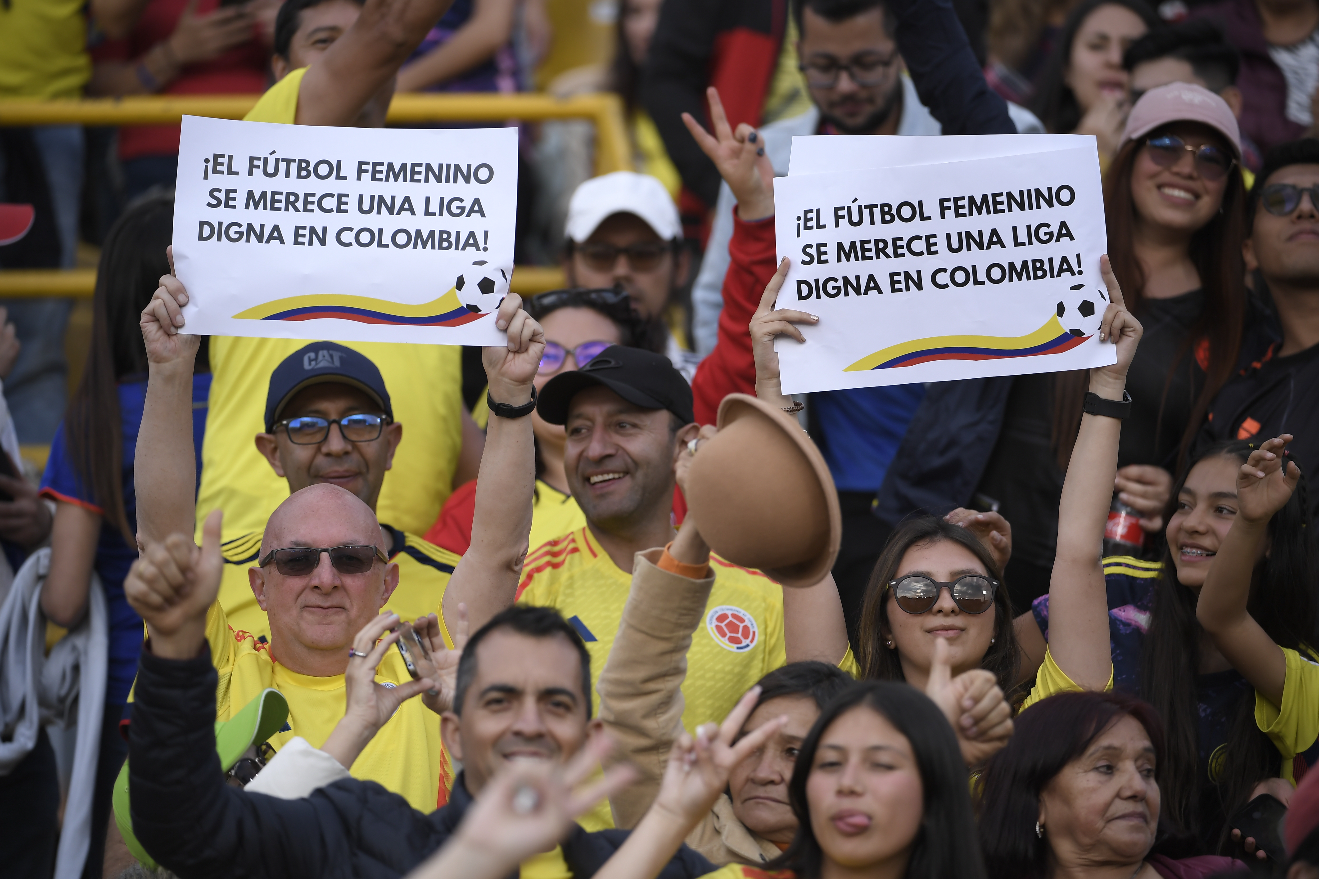 Hinchas colombianos, en el partido Colombia vs Australia, por la primera fecha del grupo A de la Copa Mundial femenina Sub-20.