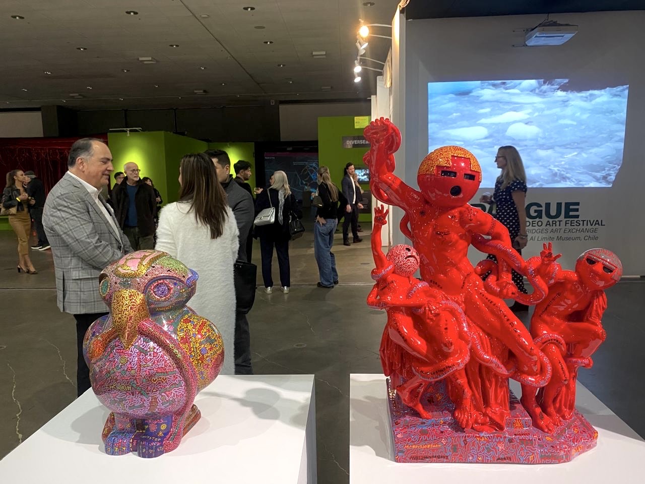 “Queer eagle” y “Laocoön and His Nemojis”, de Johnny López, en el LA Art Show.