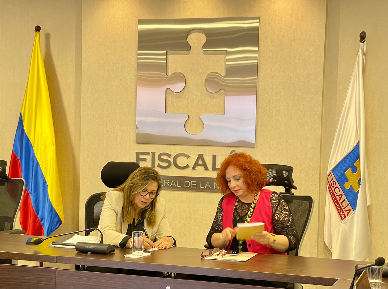 La fiscal general, Luz A. Camargo (izq), y la directora de la Unidad de Víctimas, Lilia Solano, acordaron una ruta de articulación.