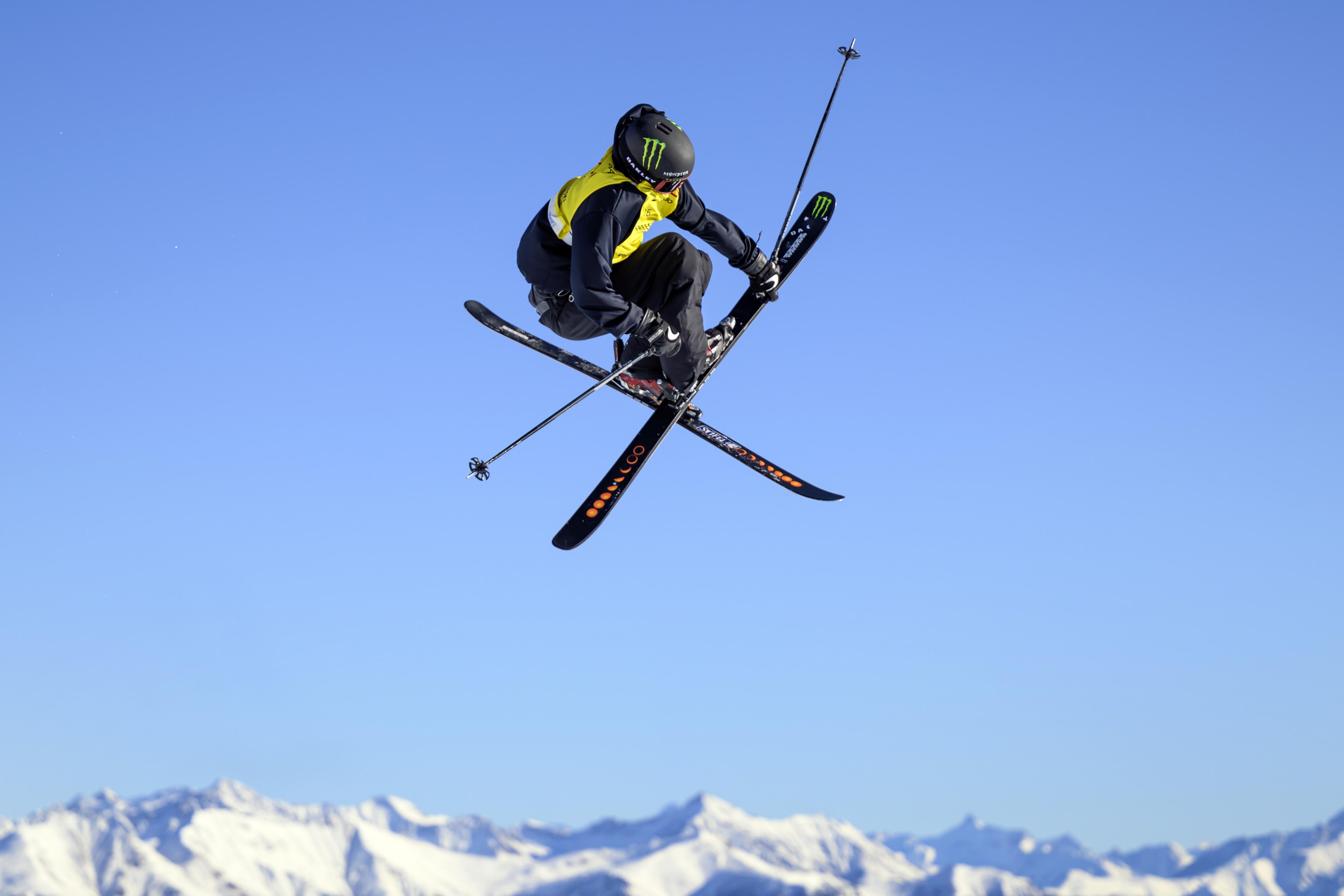 Laax (Switzerland Schweiz Suisse), 17/01/2025.- Colby Stevenson of the USA in action during the final run of the Freeski Slopestyle World Cup at the Laax Open in Laax, Switzerland, 17 January 2025. (Suiza) EFE/EPA/GIAN EHRENZELLER