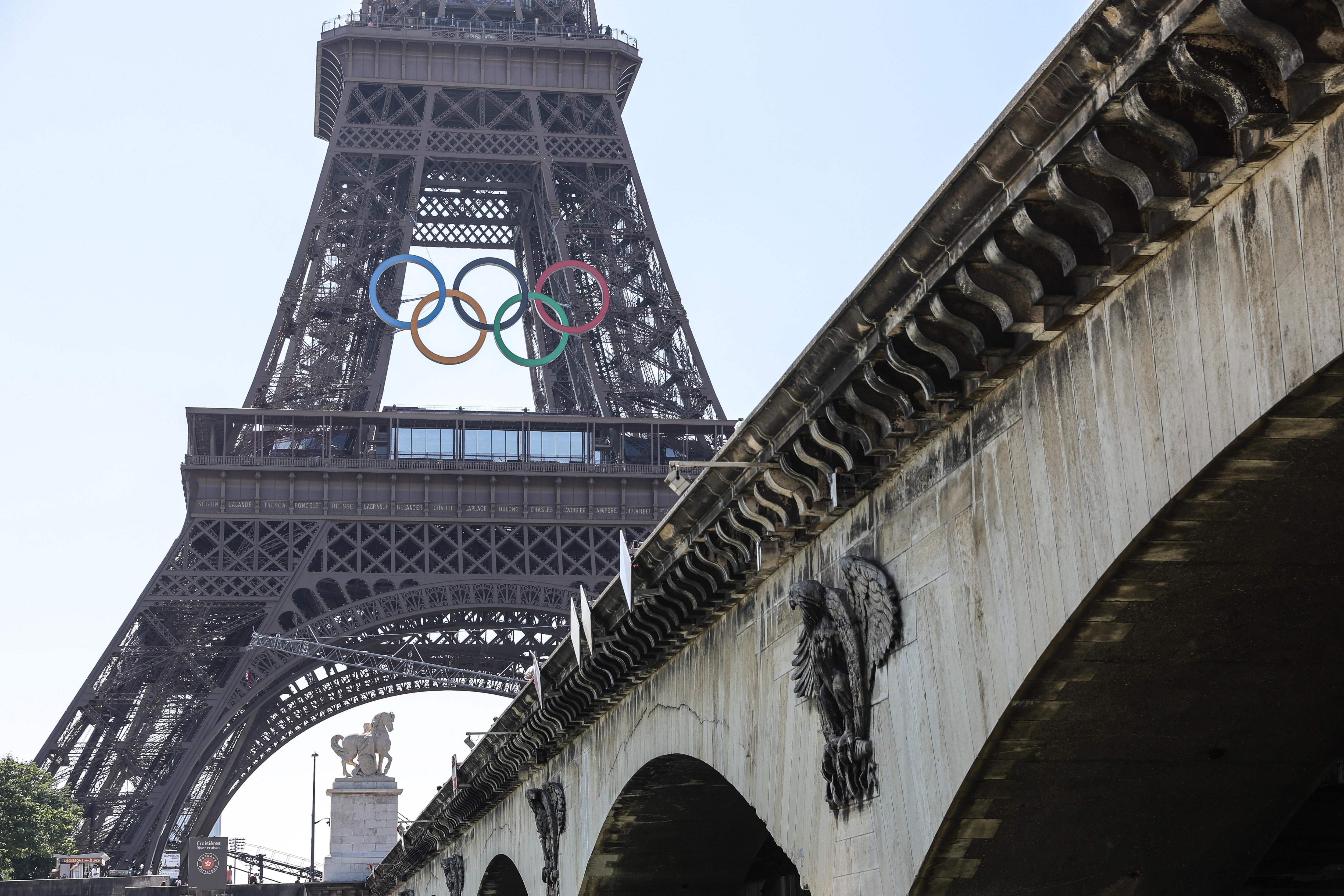 ¡Impresionante! La Torre Eiffel exhibe los cinco aros olímpicos: video