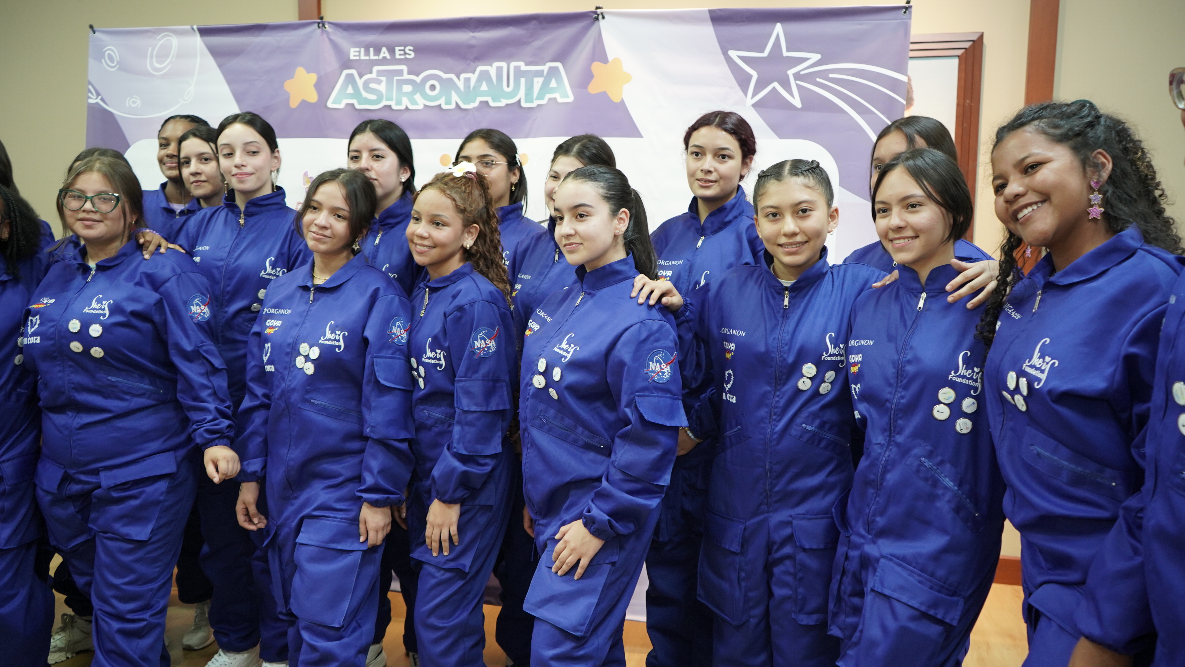 Niñas en la NASA: 
Esta gran experiencia les permite a un total de 26 niñas colombianas visitar uno de los centros espaciales más importantes del mundo.