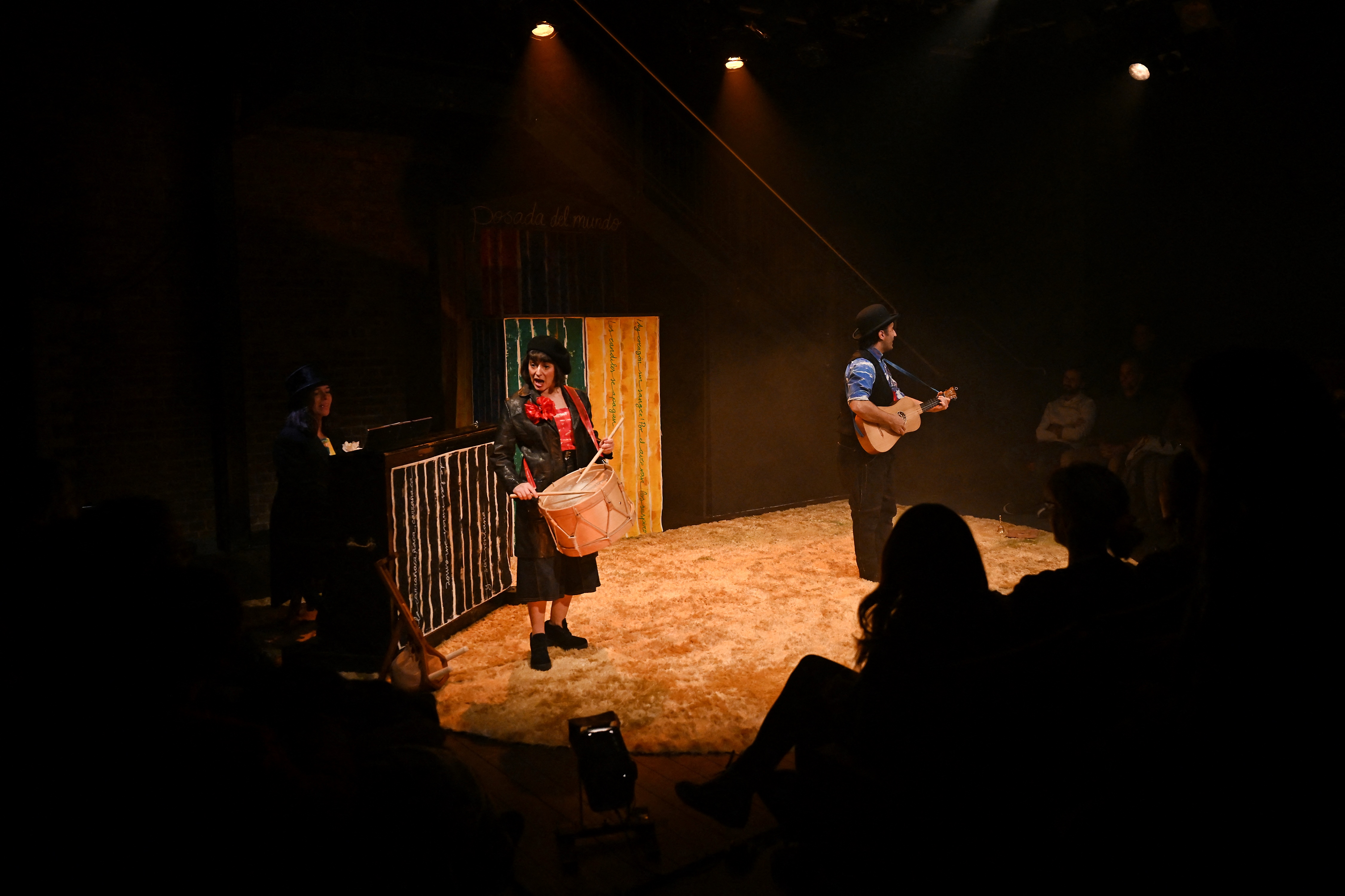 Los actores participan en una función en el Teatro Cervantes en el sureste de Londres el 8 de diciembre de 2022.