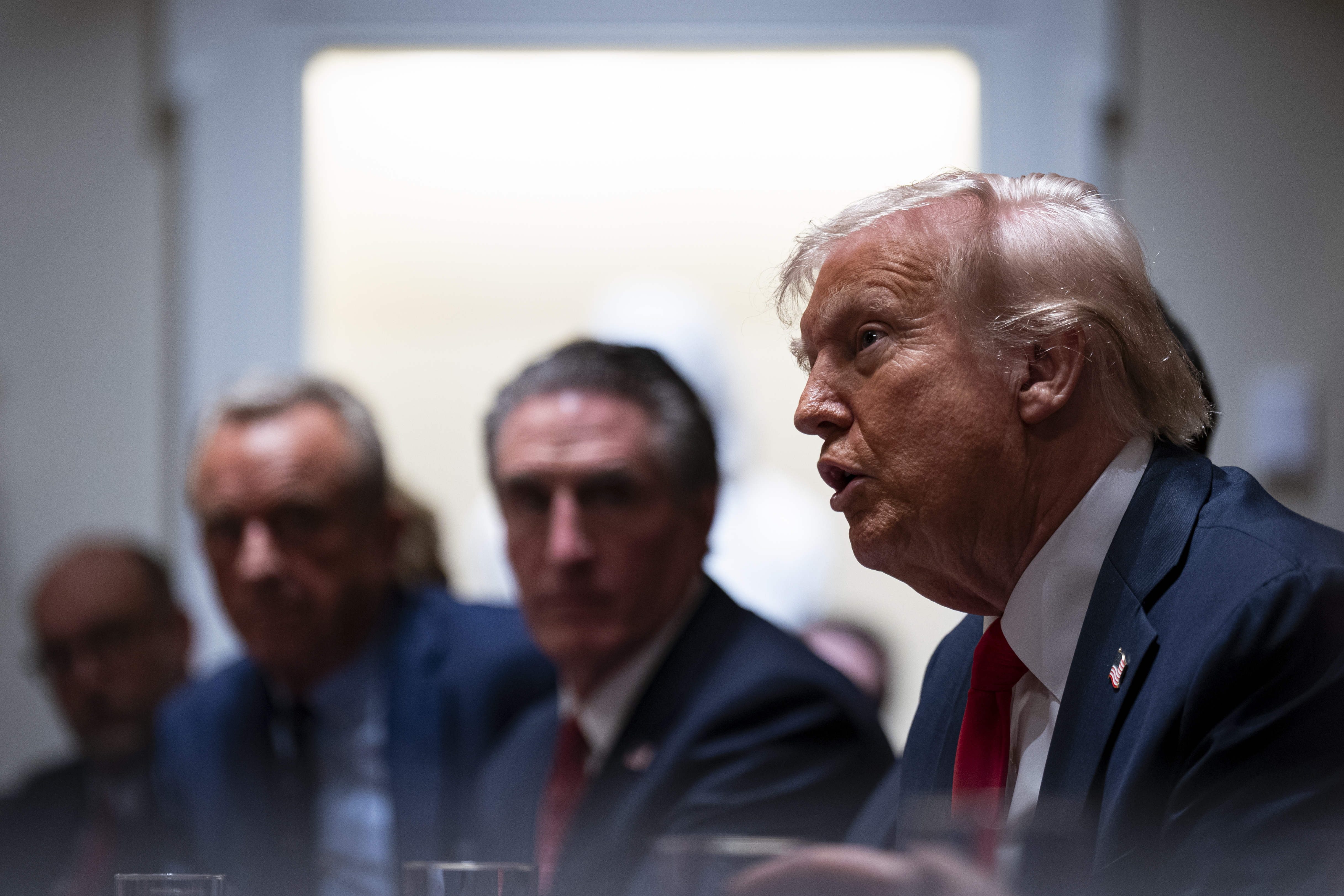 Trump aplicará aranceles a Canadá y México en marzo y 10% adicional a China