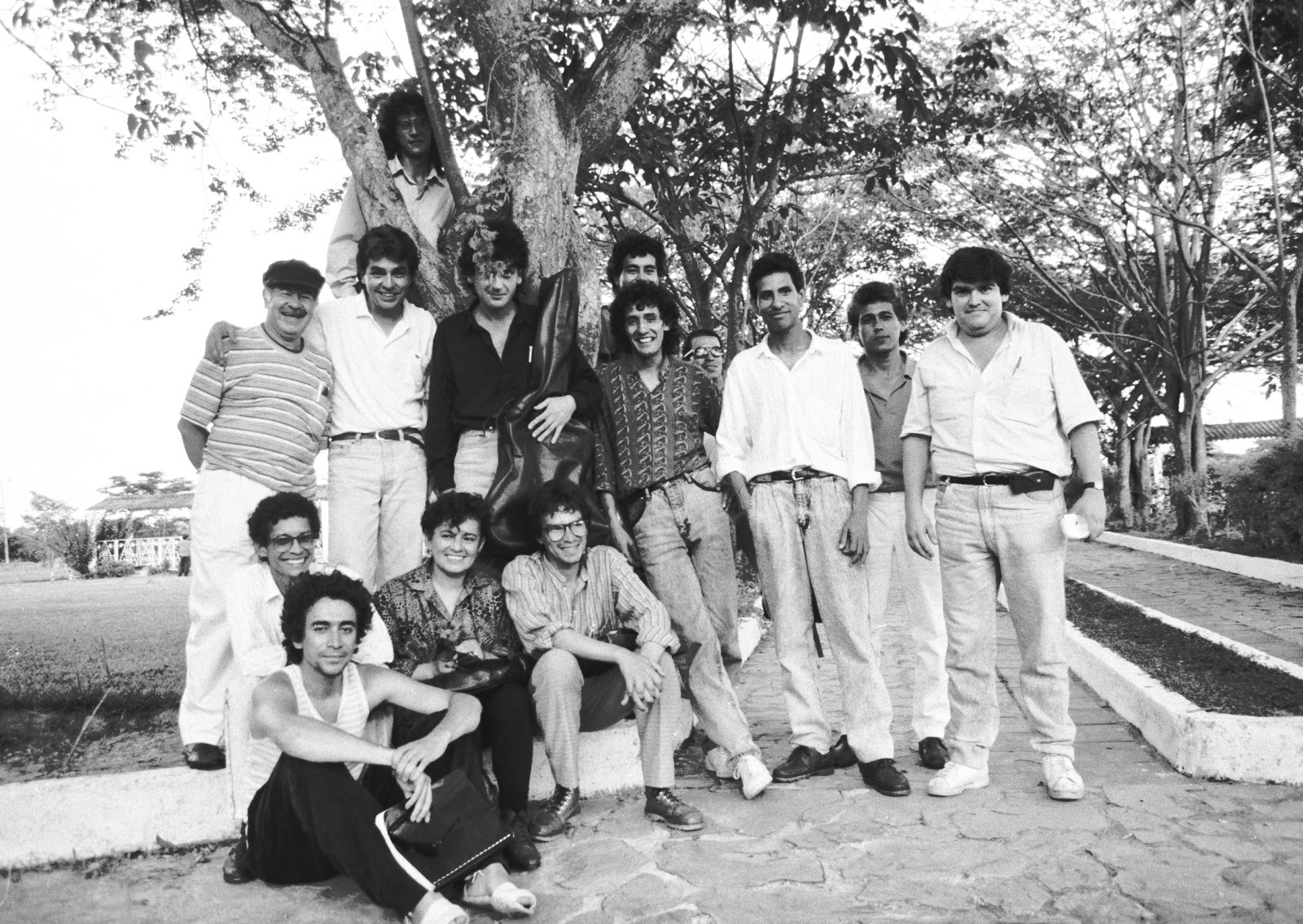 En el primer aniversario del asesinato de Julio Daniel Chaparro (abril 24 de 1992), el combo de Entreletras recibió la visita de sus escritores amigos de diversas ciudades del país. La foto fue tomada (por Constantino Castelblanco) en el cementerio, al lado de la tumba del poeta y de su árbol ávido. De izquierda a derecha (entre otros): de pie, Héctor Julio Chaparro (padre de Julio Daniel), Armando Rodríguez Ballesteros, Rolando Chaparro, Mauricio Contreras, Antonio Silvera y Jaime Fernández Molano. Sentados: Guillermo Linero Montes, Evelio Rosero Diago, Nubia Cubillos y Rafael Del castillo Matamoros.