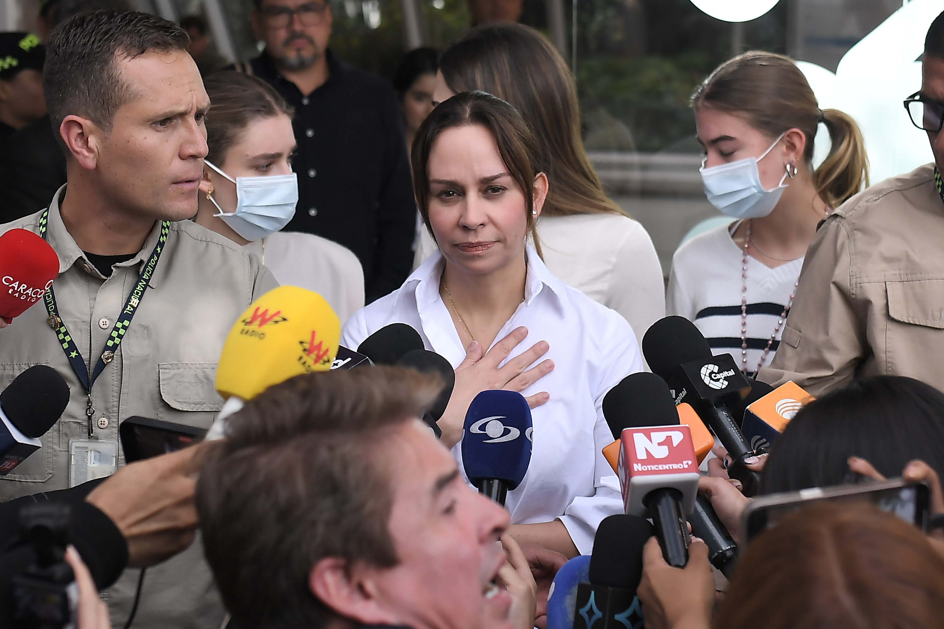 Esposa de Miguel Uribe Turbay durante la rueda de prensa en la Fundación Santa Fe para conocer el estado de salud del senador y candidato a la presidencia