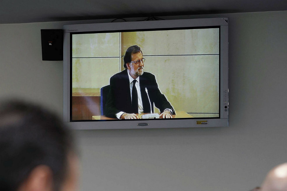 Rajoy testifica en juicio por corrupción de su partido en España