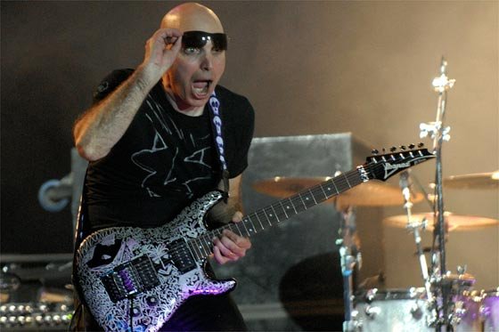 Joe Satriani durante su concierto en Bogotá en 2008.