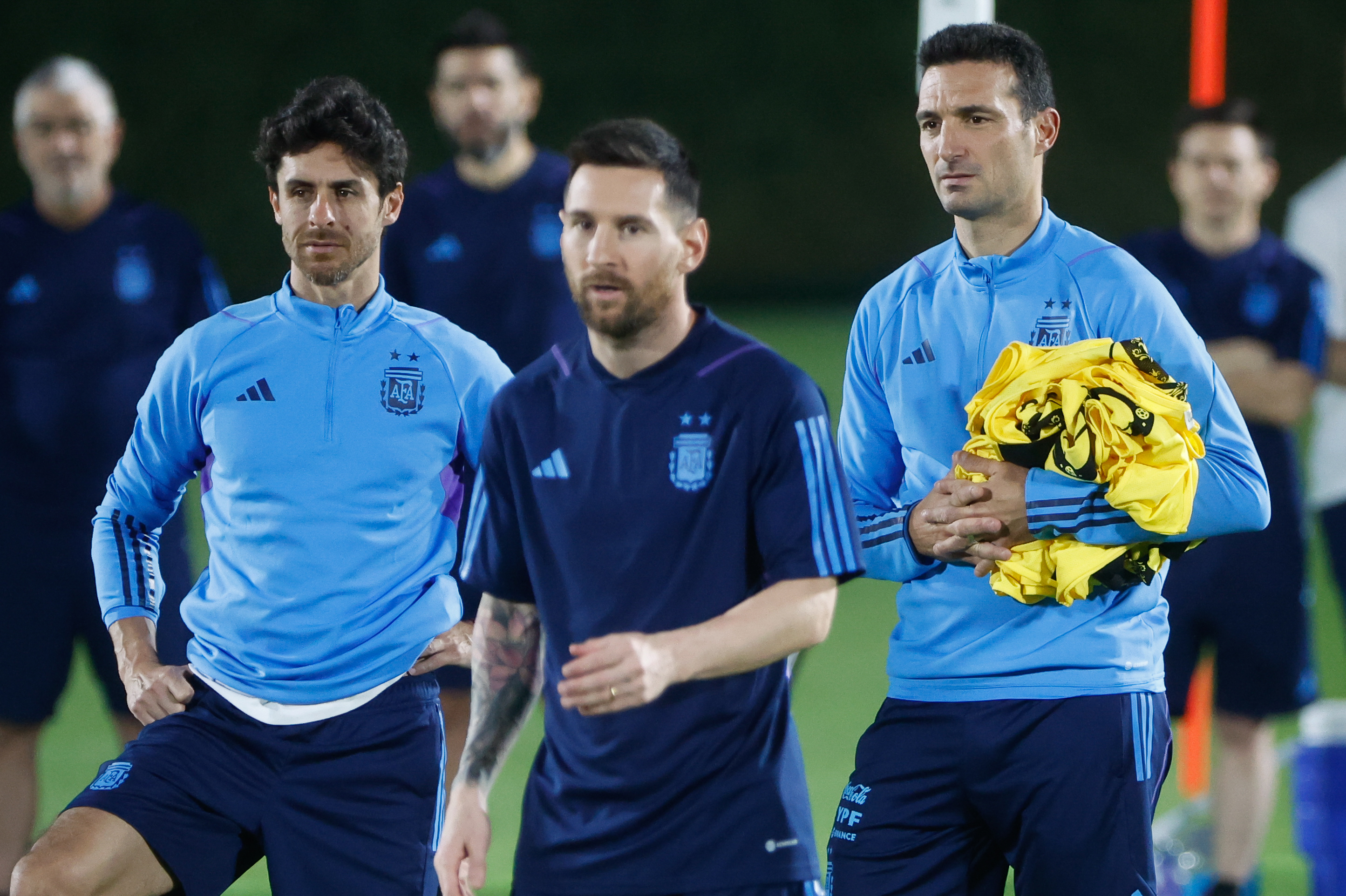 DOHA, 25/11/2022.- El entrenador de Argentina, Lionel Scaloni (d), junto a su ayudante de campo Pablo Aimar (i) y al delantero de Argentina Lionel Messi (c) durante un entrenamiento de su selección este viernes en Doha, Catar, de preparación para el partido que Argentina disputará mañana contra México, correspondiente a la segunda jornada de la fase de grupos del Mundial de Qatar 2022. EFE/ Juan Ignacio Roncoroni