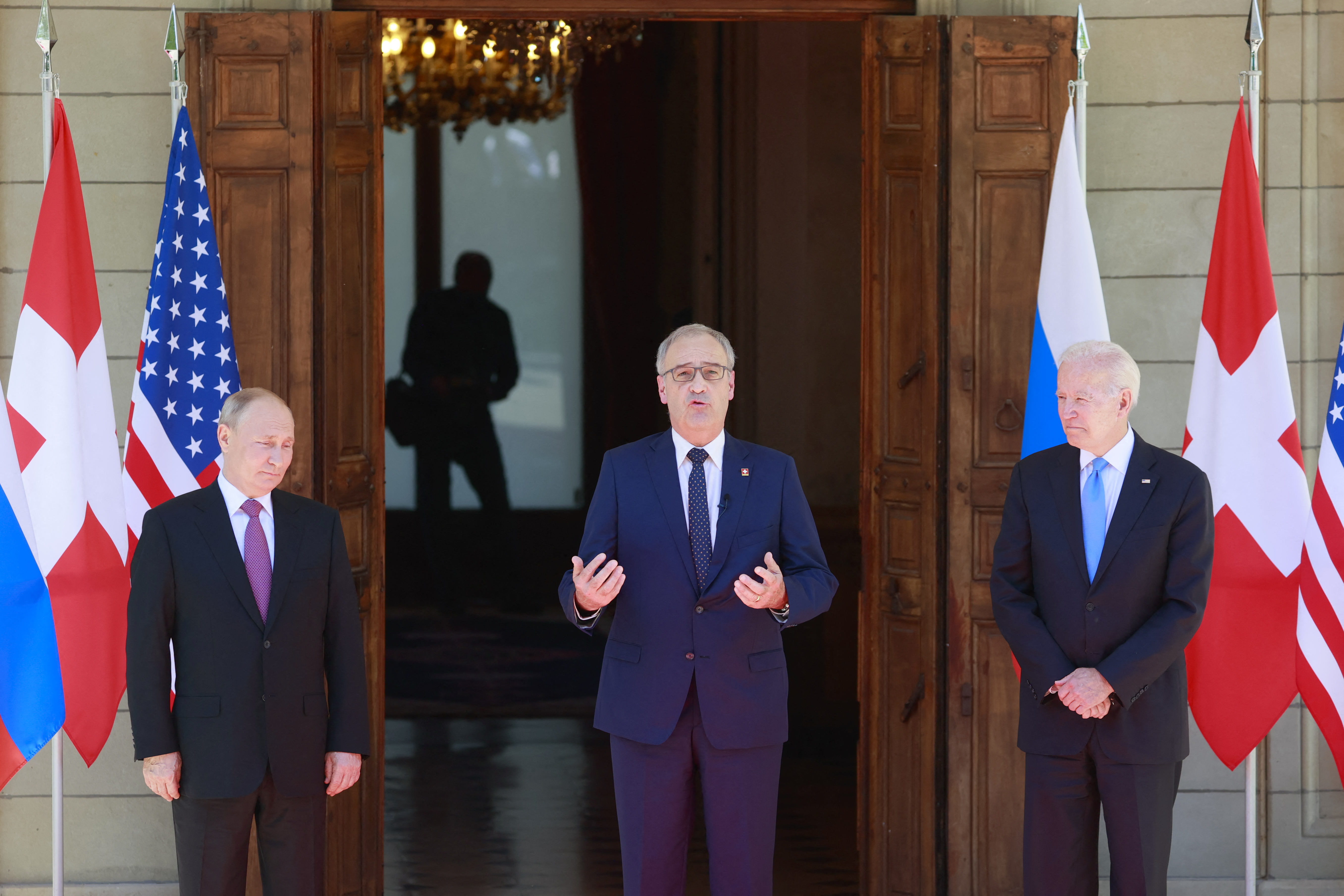 Los dos responsables llegaron con minutos de diferencia a la Villa La Grange, un magnífico edificio del siglo XVIII ubicado en el corazón de la ciudad suiza, y fueron recibidos por el presidente suizo Guy Parmelin, que les deseó suerte en esta reunión que se prevé complicada.