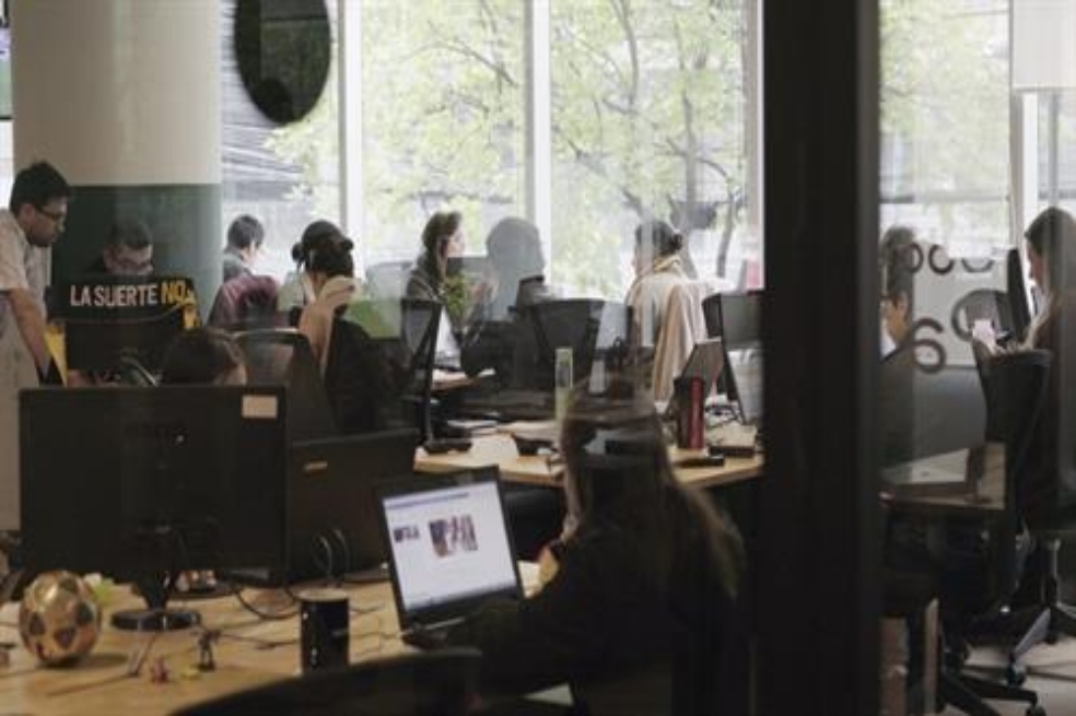 Microsoft le apuesta a robots para editar noticias tras despedir a parte de sus periodistas