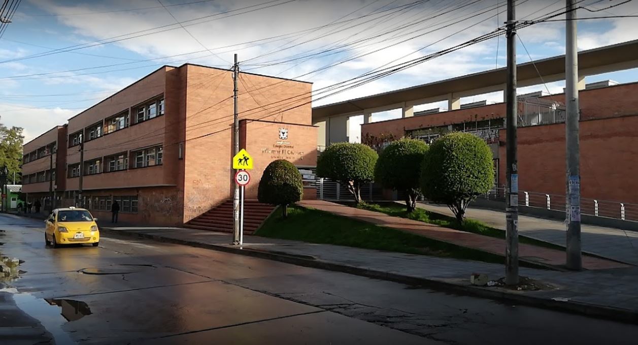 Menor apuñalado en colegio distrital, por una compañera de clase, salió de cirugía
