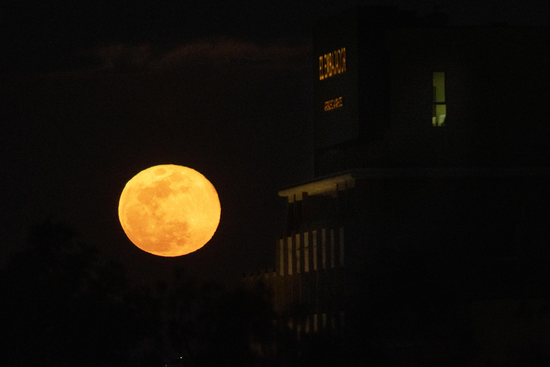 AME1953. SANTO DOMINGO (REPÚBLICA DOMINICANA), 03/01/2026.- Fotografía que muestra la primera Superluna del año, llamada la Luna del Lobo, este sábado en Santo Domingo (República Dominicana). EFE/ Orlando Barría
