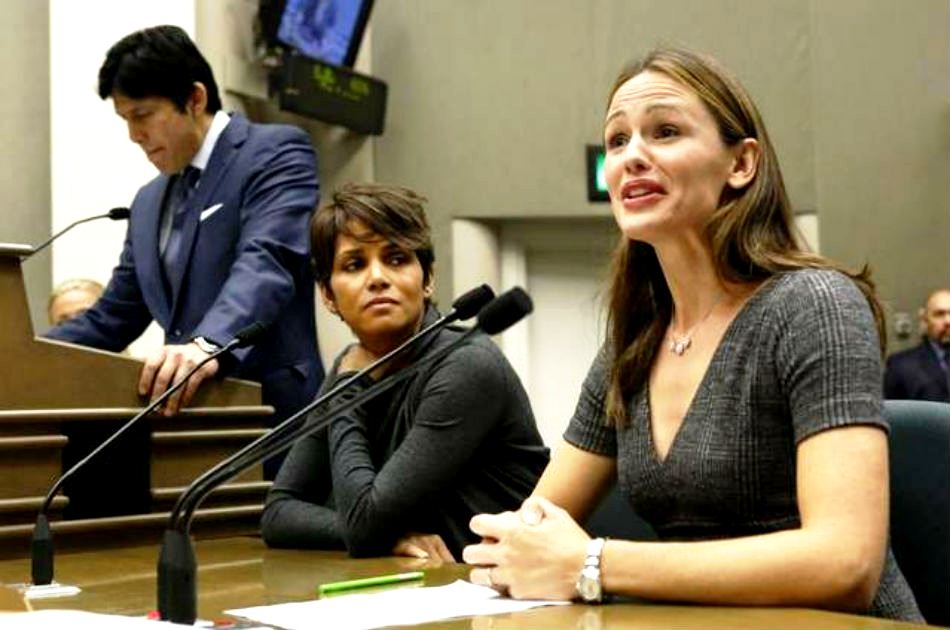 Halle Berry y Jennifer Garner defienden ley contra los paparazzi