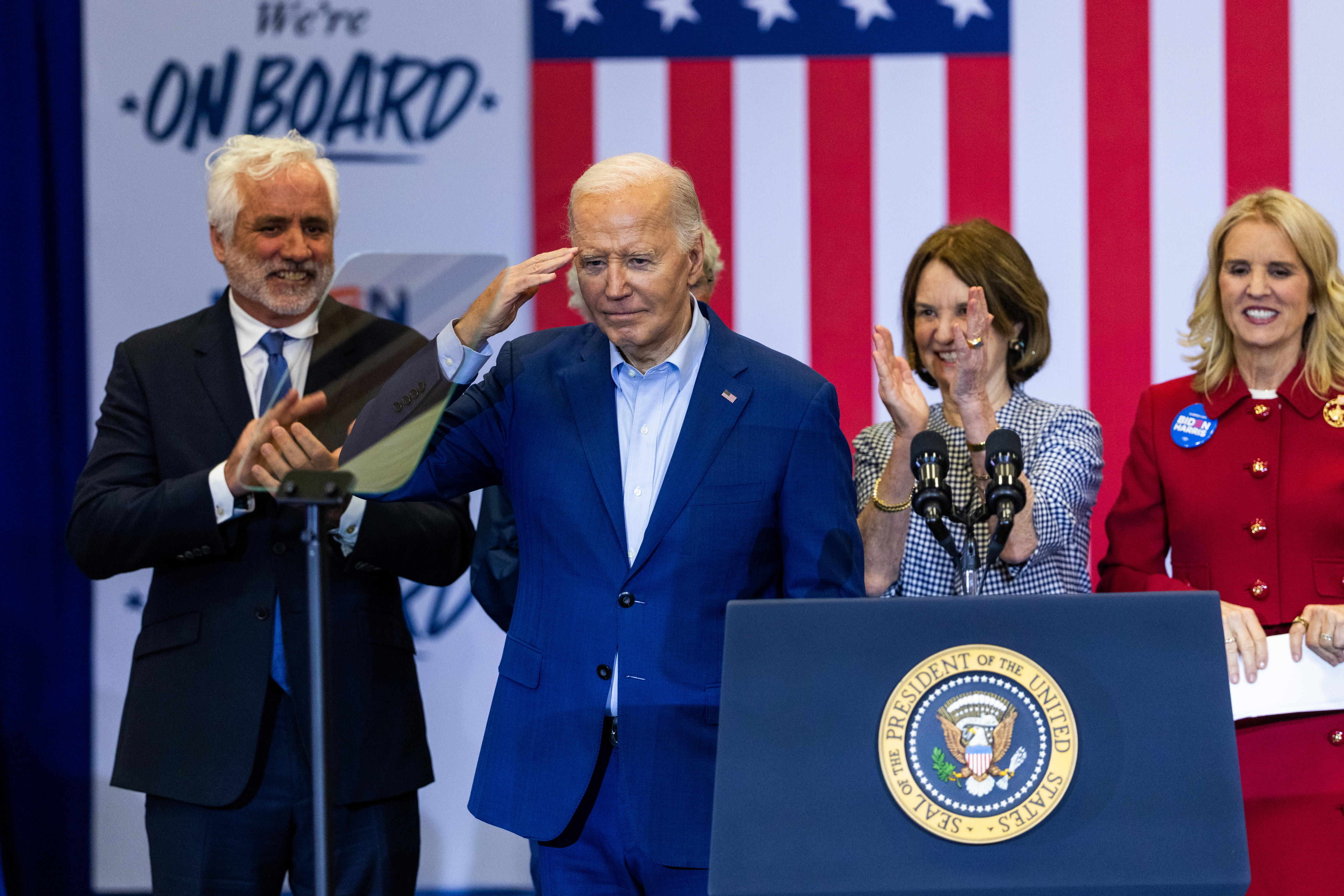 Philadelphia (United States), 18/04/2024.- US President Joe Biden (2-L), standing before members of the Kennedy family, prepares to speak at a campaign event after the Kennedys endorsed him for president, at the Martin Luther King Recreation Center in Philadelphia, Pennsylvania, USA, 18 April 2024. The Kennedy family endorsement comes as a rebuke to Robert F. Kennedy Jr., who is running for president as an independent. (Filadelfia) EFE/EPA/JIM LO SCALZO