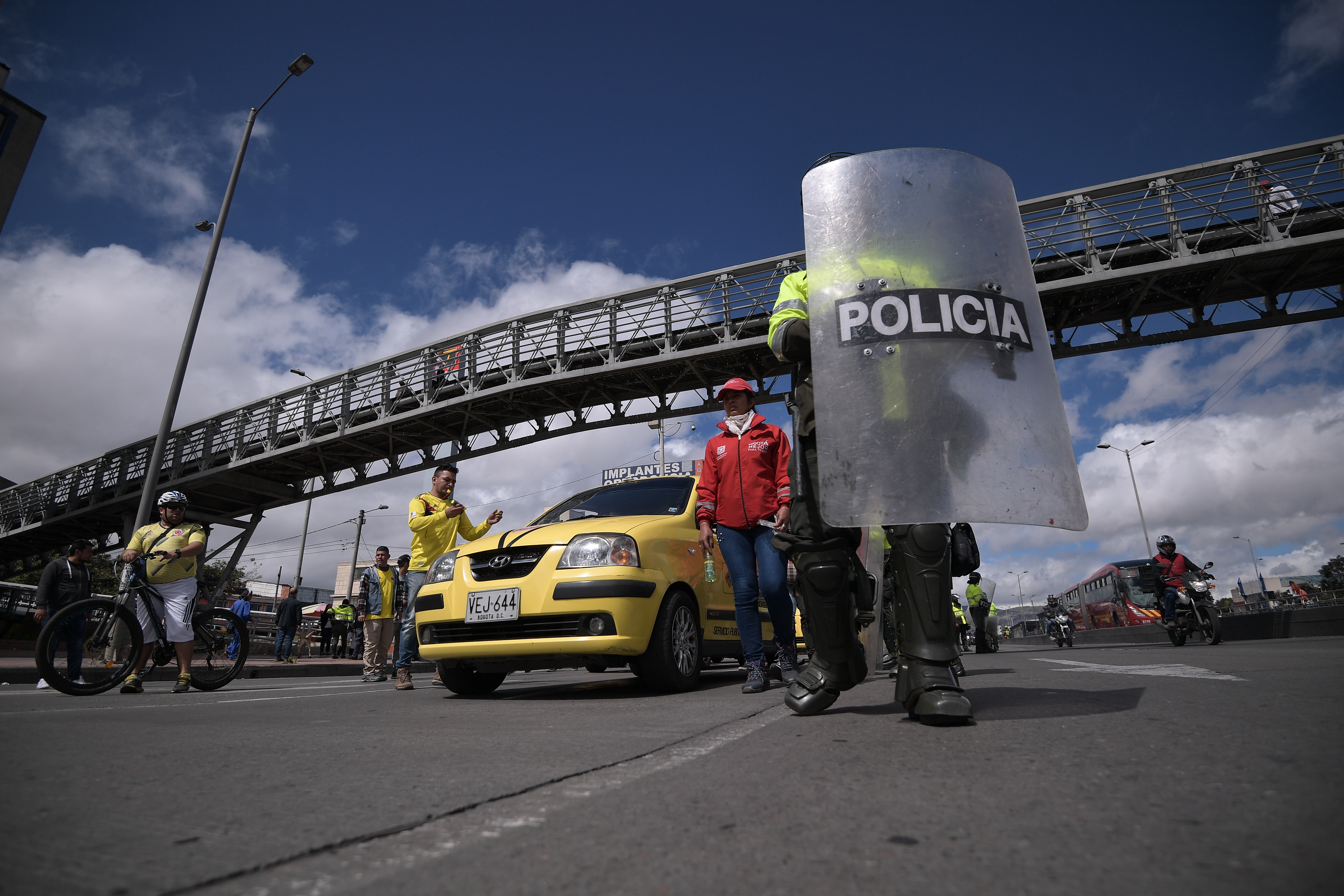 Paro de taxis en Bogotá, en contra de Uber y aplicaciones de transporte, agresión, manifestaciones y plan tortuga.