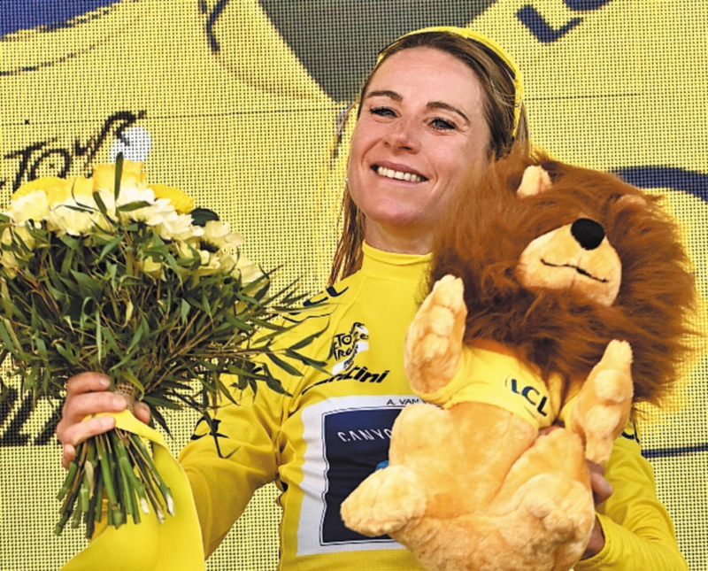 Annemiek Van Vleuten con la camiseta amarilla del Tour de Francia.