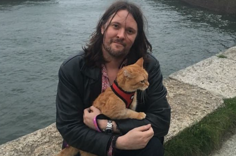 El hombre que vivía en la calle y se volvió millonario gracias a su gato