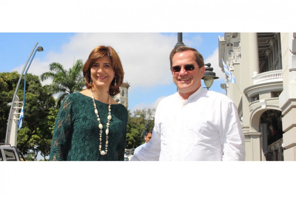 María Ángela Holguín junto con su homólogo de Ecuador, Ricardo Patiño. 