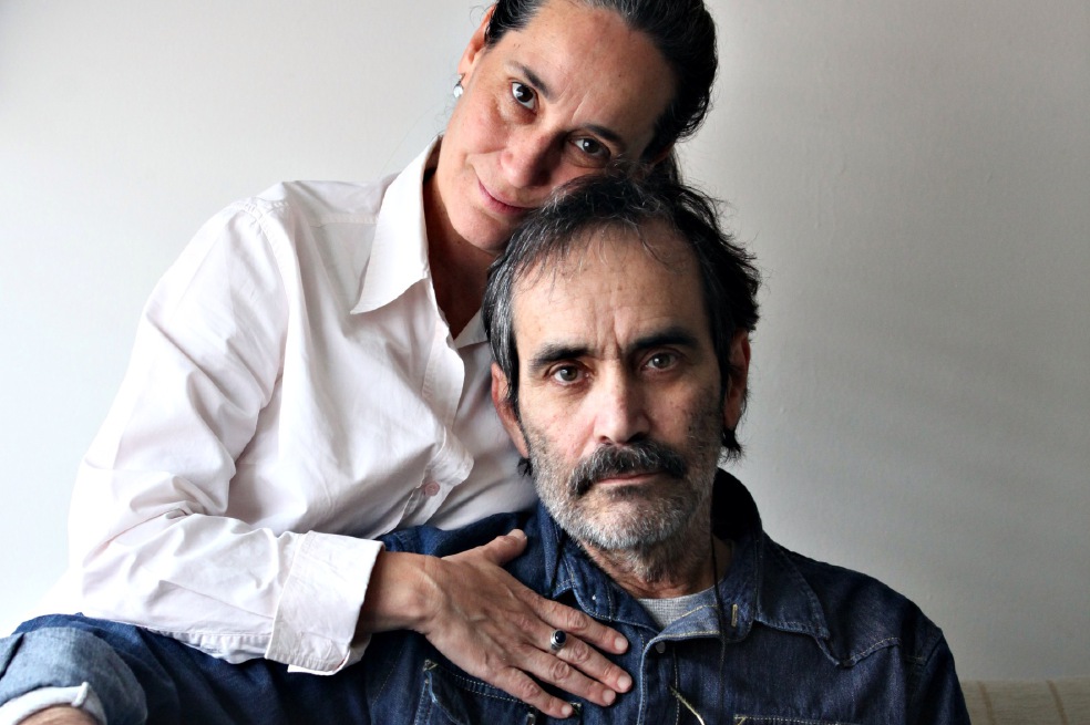 El novelista, periodista y fotógrafo Rafael Baena (1956-2015) con Amalia Carrillo, también literata, su esposa, madre de sus hijos y su primera lectora. / Claudia Rubio