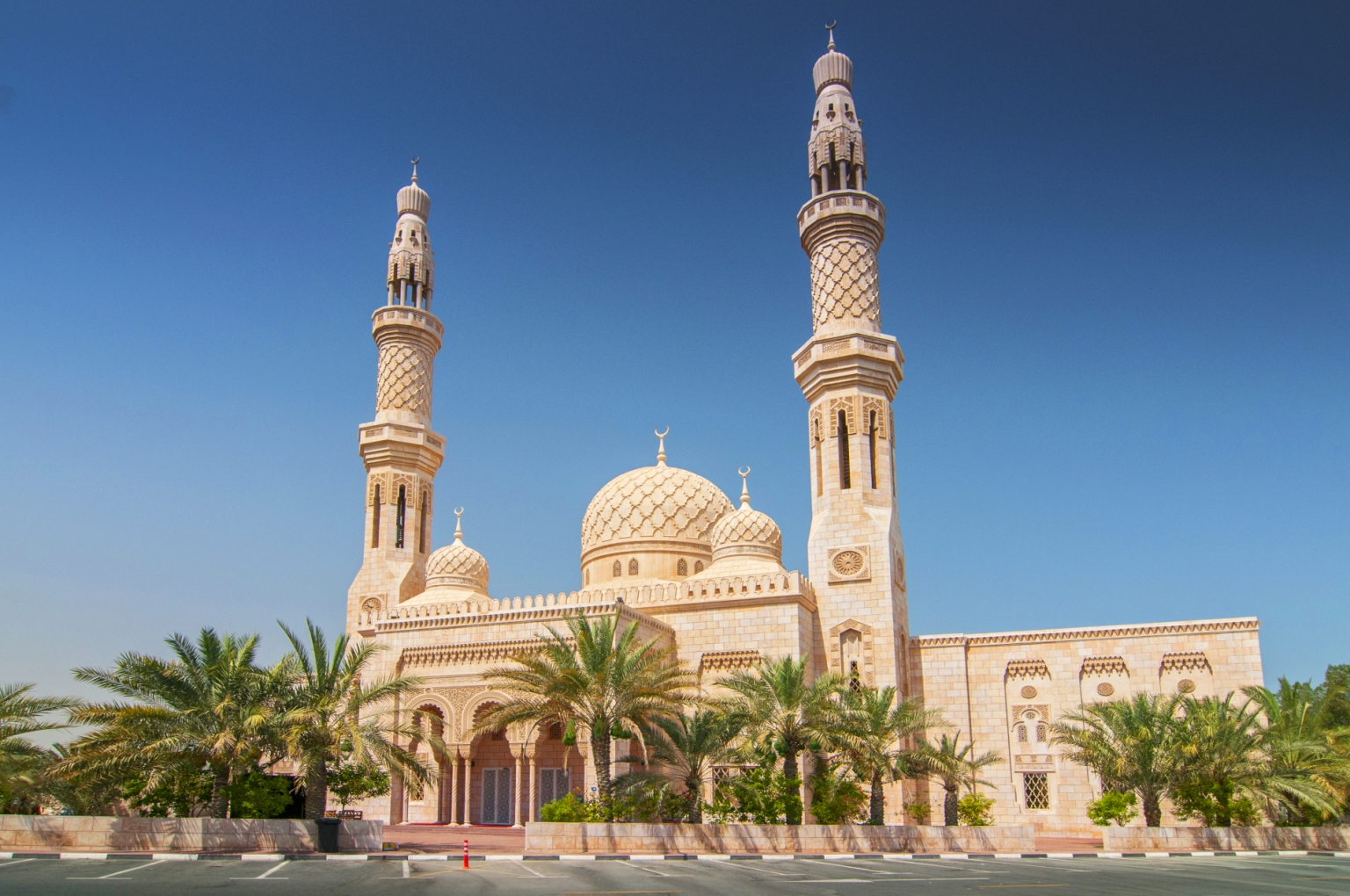 Mezquita de Jumeirah (Emiratos Árabes Unidos): Este templo es uno de los monumentos más fotografiados de Dubái, lo cual da pistas de por qué es una de las mezquitas más imponentes del mundo. Esta construcción moderna sorprende por su bella arquitectura, inspirada por el califato fatimí, de la Edad Media. Además de esto, es el único lugar de culto islámico en la ciudad que abre sus puertas a los turistas. Esto, sumado a que se encuentra a pocos pasos de la playa de Jumeirah, hace que sea uno de los lugares más visitados en Dubái.