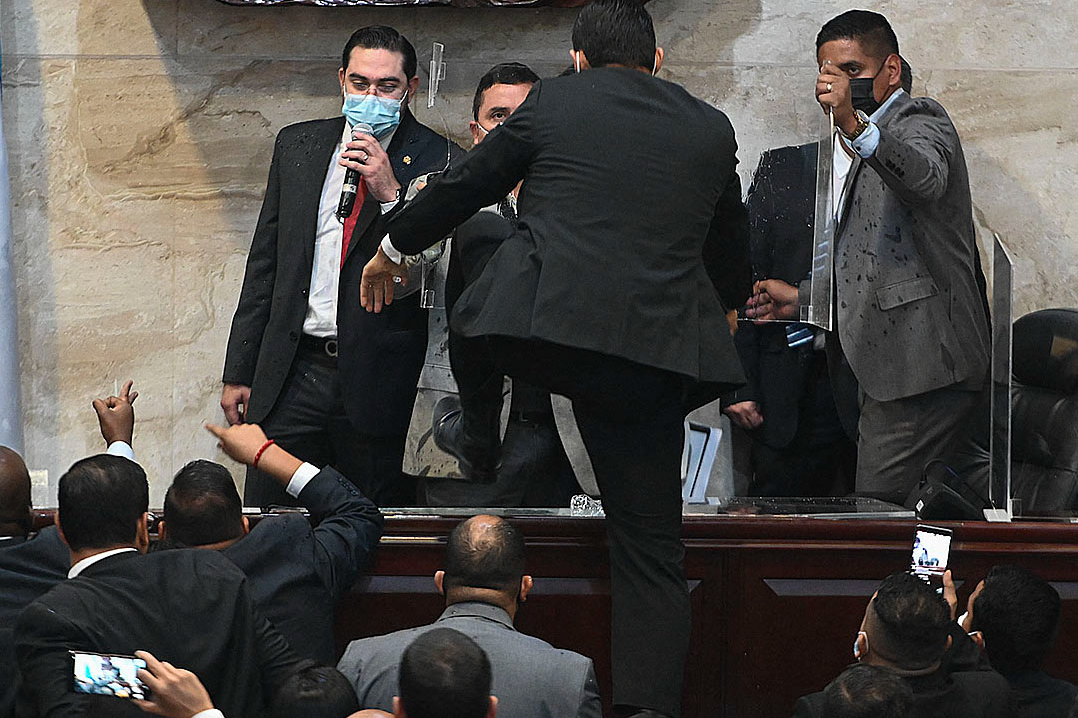 Inmediatamente, Castro expresó por Twitter su descontento y comentó que: “la traición se había consumado”. Por su parte, en el Congreso, ambos bandos se fueron a los puños, se lanzaron bolsas de agua y provocaron una crisis dentro de este recinto. A su vez,  los 20 parlamentarios disidentes le respondieron a la presidenta alegando que no son traidores.