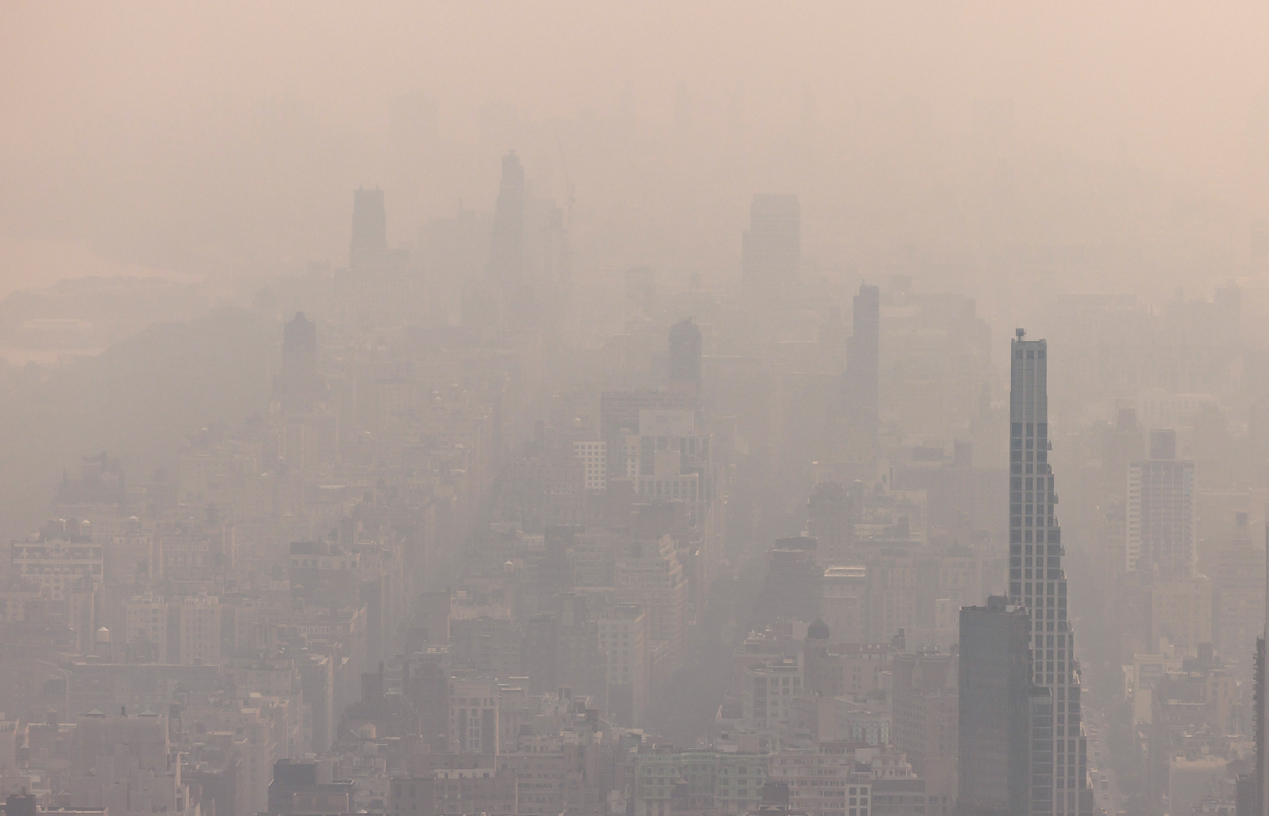 New York (United States), 07/06/2023.- Haze caused by smoke from wildfires burning in Canada hangs over Manhattan in New York, USA, 07 June 2023. An air quality alert was issued for the whole of New York City as a result of the smoke, which affects large portions of the northeastern United States. (Incendio, Estados Unidos, Nueva York) EFE/EPA/JUSTIN LANE