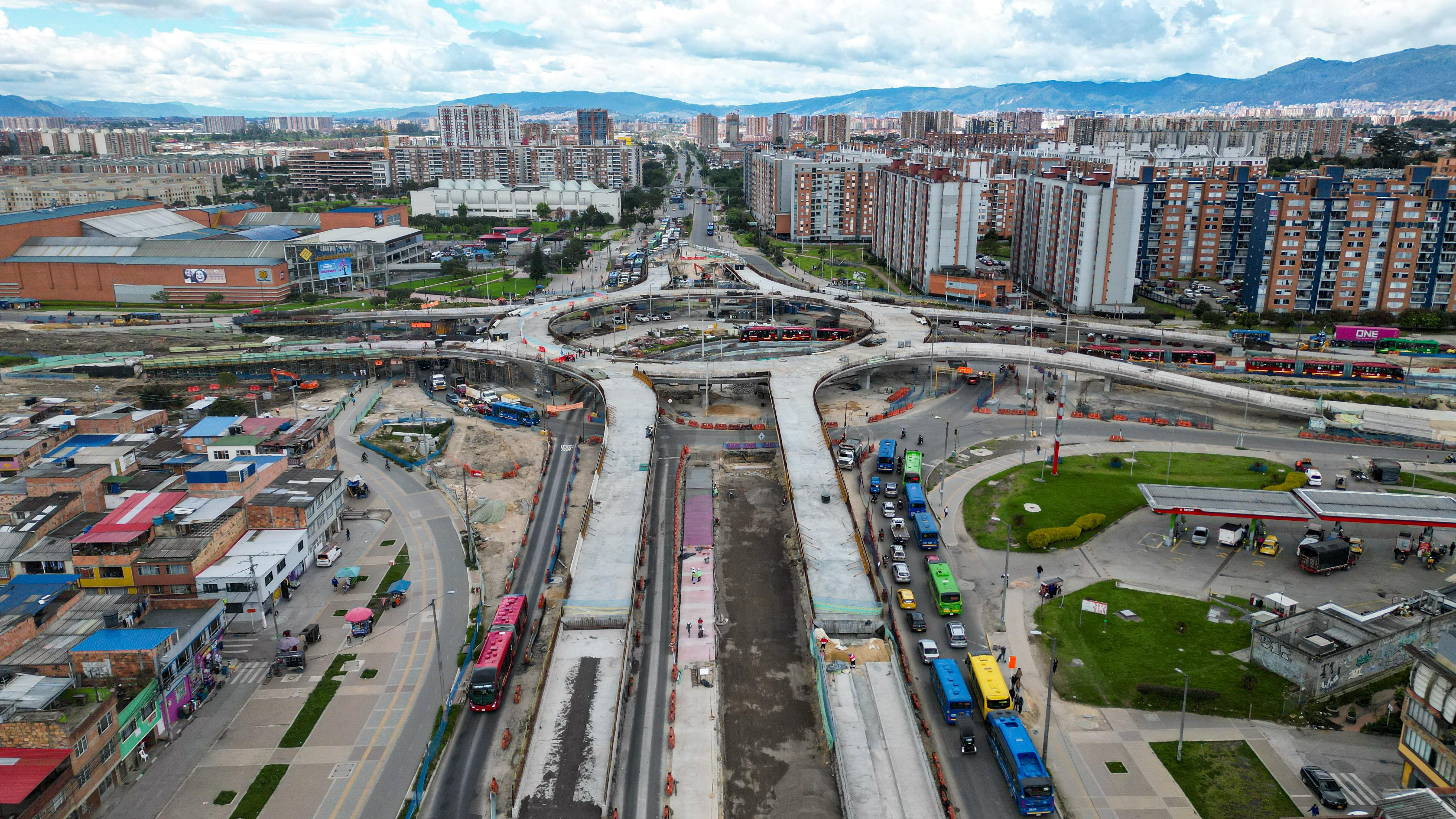 La glorieta elevada contará en su nivel superior con ocho ramales de doble calzada para tráfico mixto.
