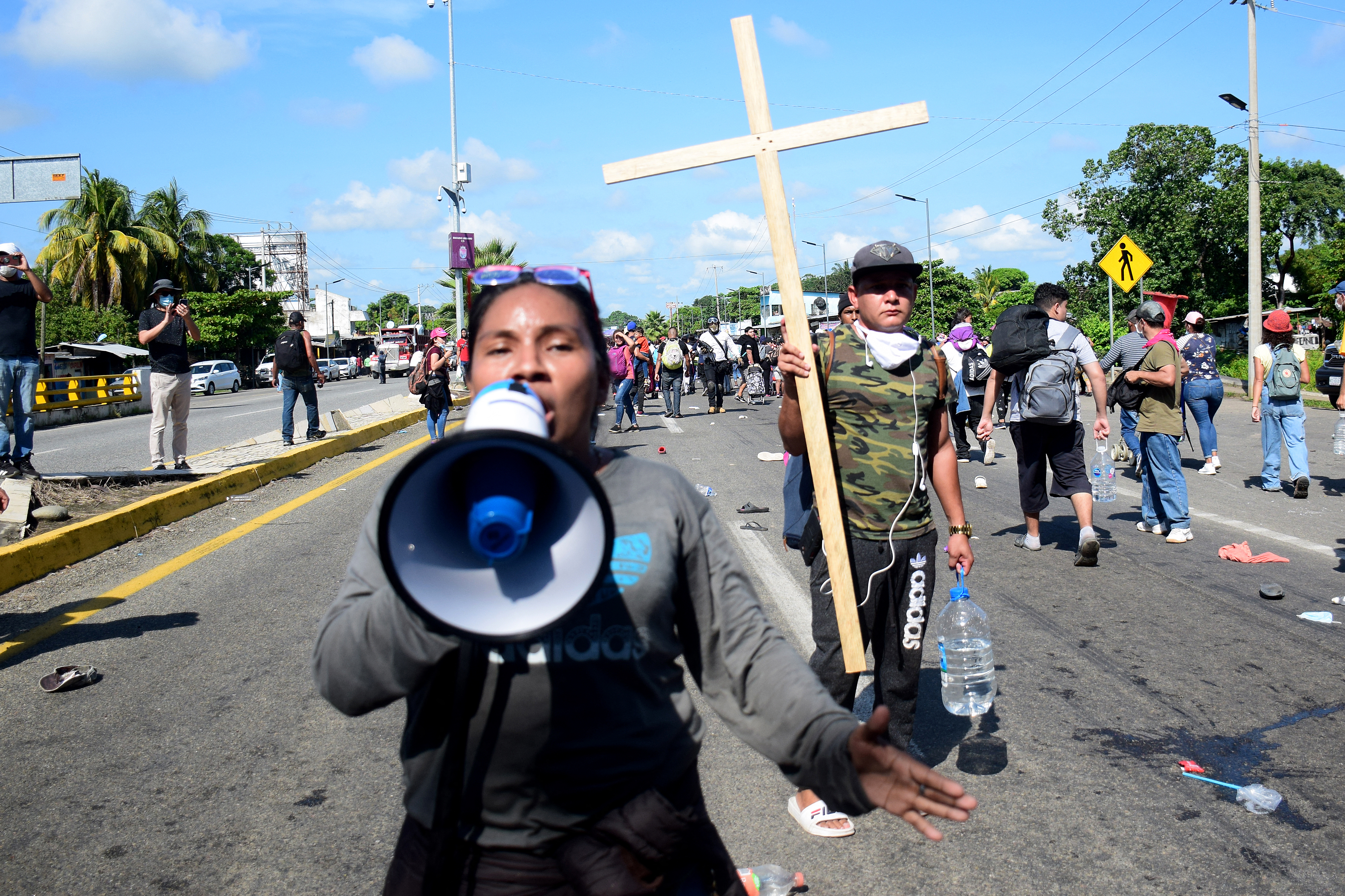 “Caravana madre” de miles de migrantes busca llegar a Ciudad de México
