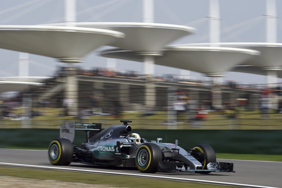 Lewis Hamilton marcó el mejor tiempo en la clasificación del Gran Premio de China. Foto: AFP