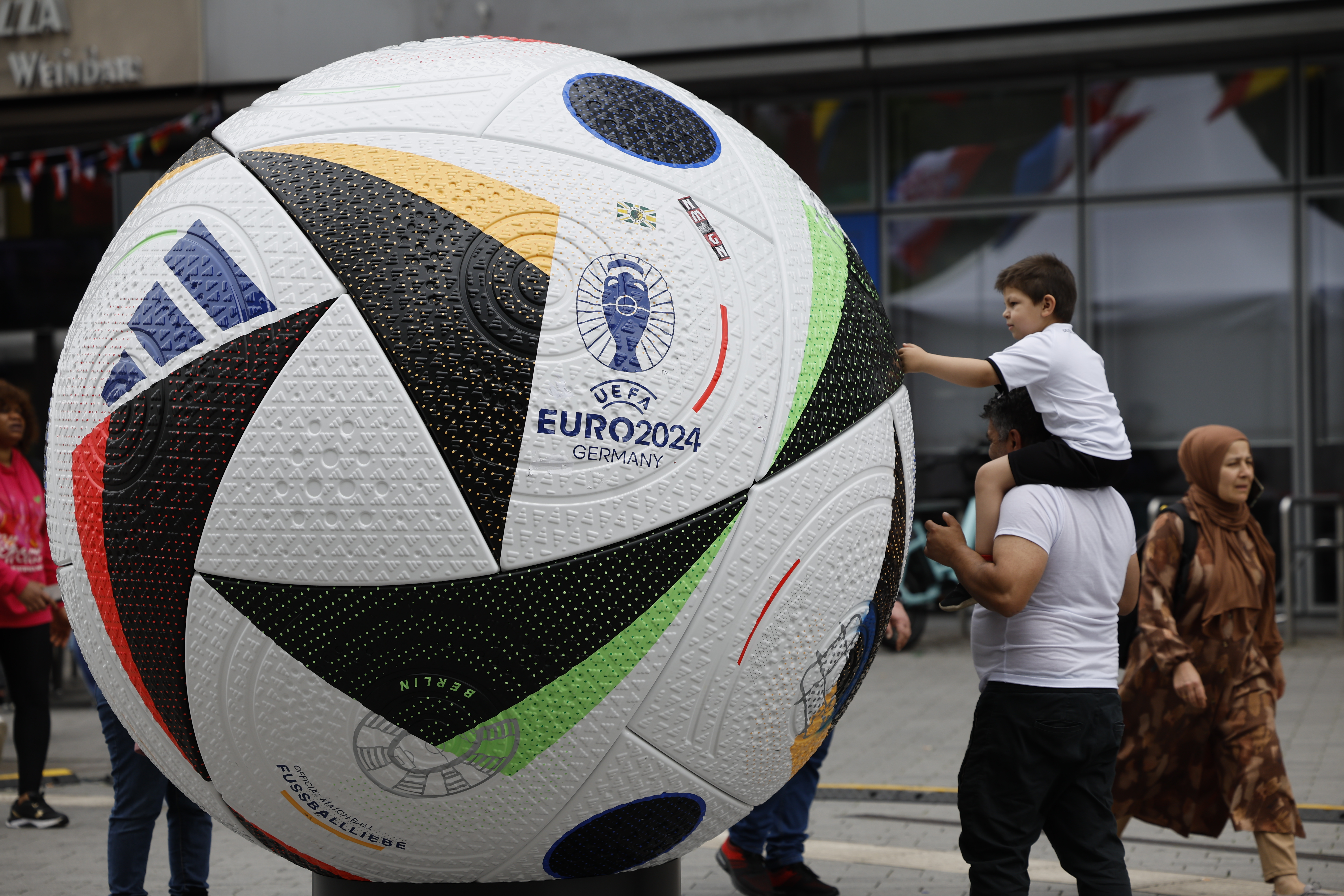 En la Eurocopa 2024 usan balones con un sensor que envía información al VAR